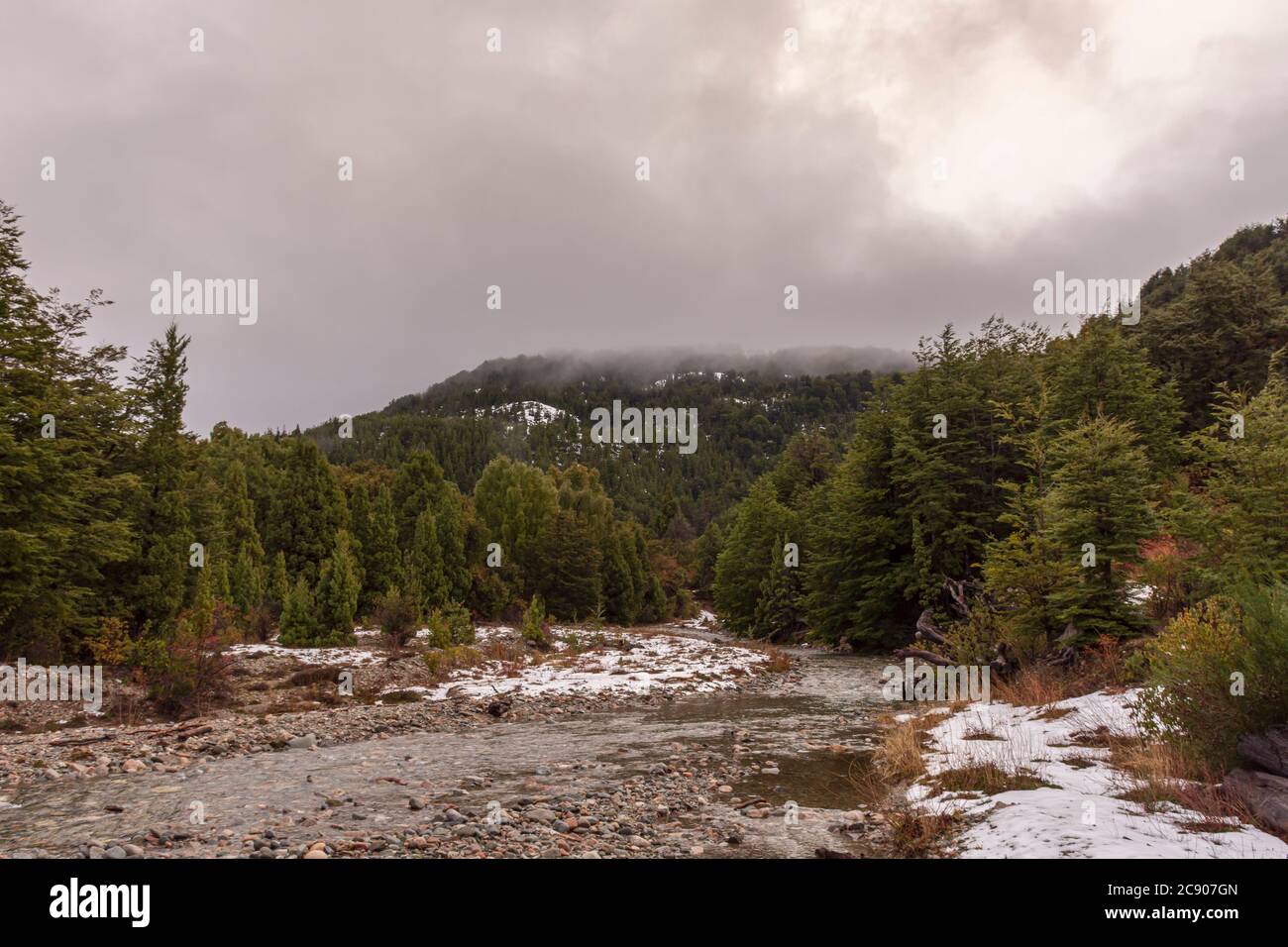 Szenenansicht der Berglandschaft mit Wolken in Los Alerces Nationalpark während der Wintersaison Stockfoto