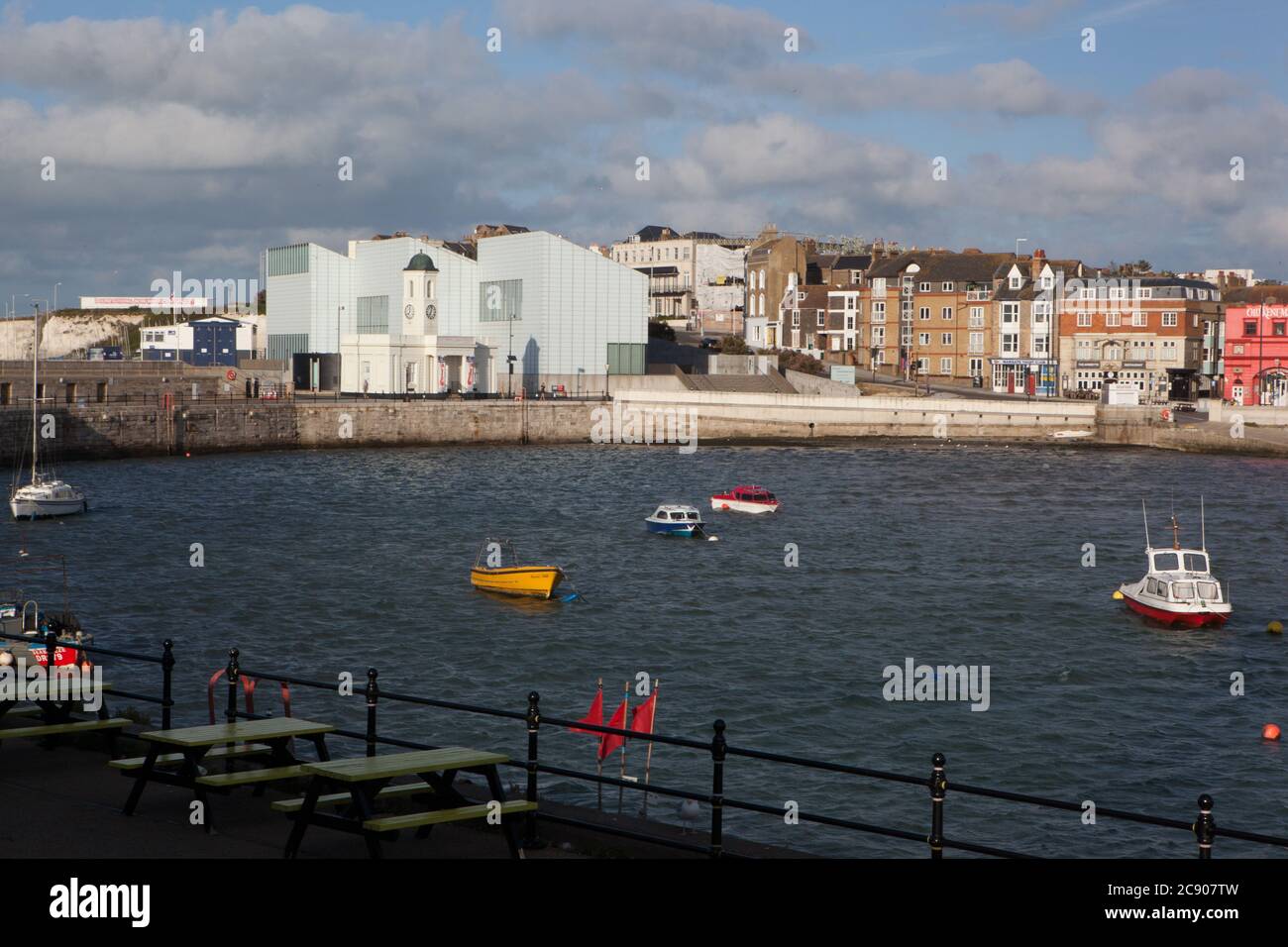 Margate, Großbritannien, 27. Juli 2020: Angesichts der Gefahr, dass ausländische Feiertage durch plötzliche Änderungen der Quarantäneregeln beeinträchtigt werden und das Wetter in England sich verbessern wird, sind Küstenstädte wie Margate für Urlauber immer attraktiver. Anna Watson/Alamy Live News Stockfoto