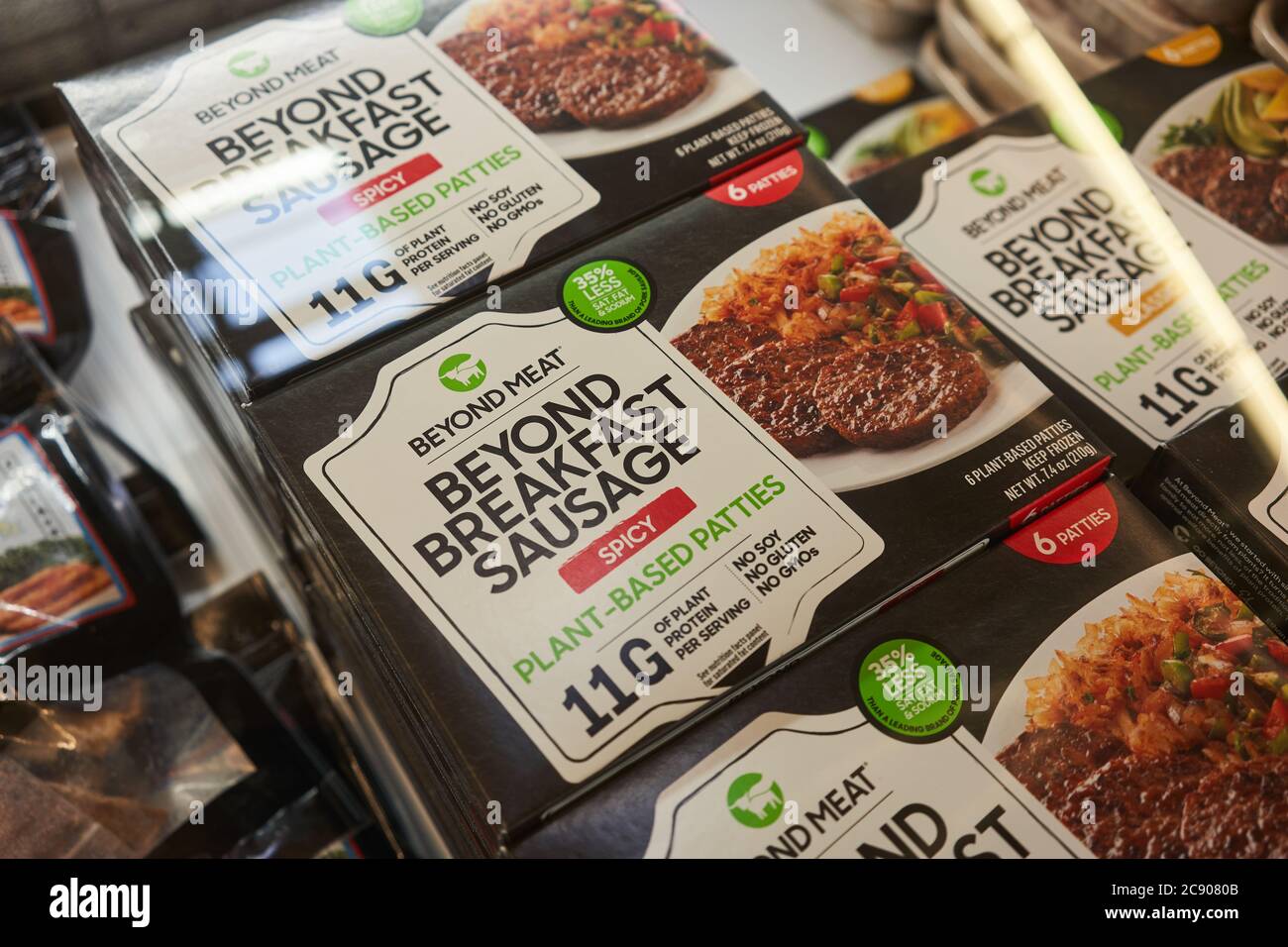 Beyond Meat's neuestes Produkt, Beyond Breakfast Sausage, das im März auf den Markt kam, wird in einem ganzen Lebensmittelmarkt in Lake Oswego, Oregon, gezeigt. Stockfoto