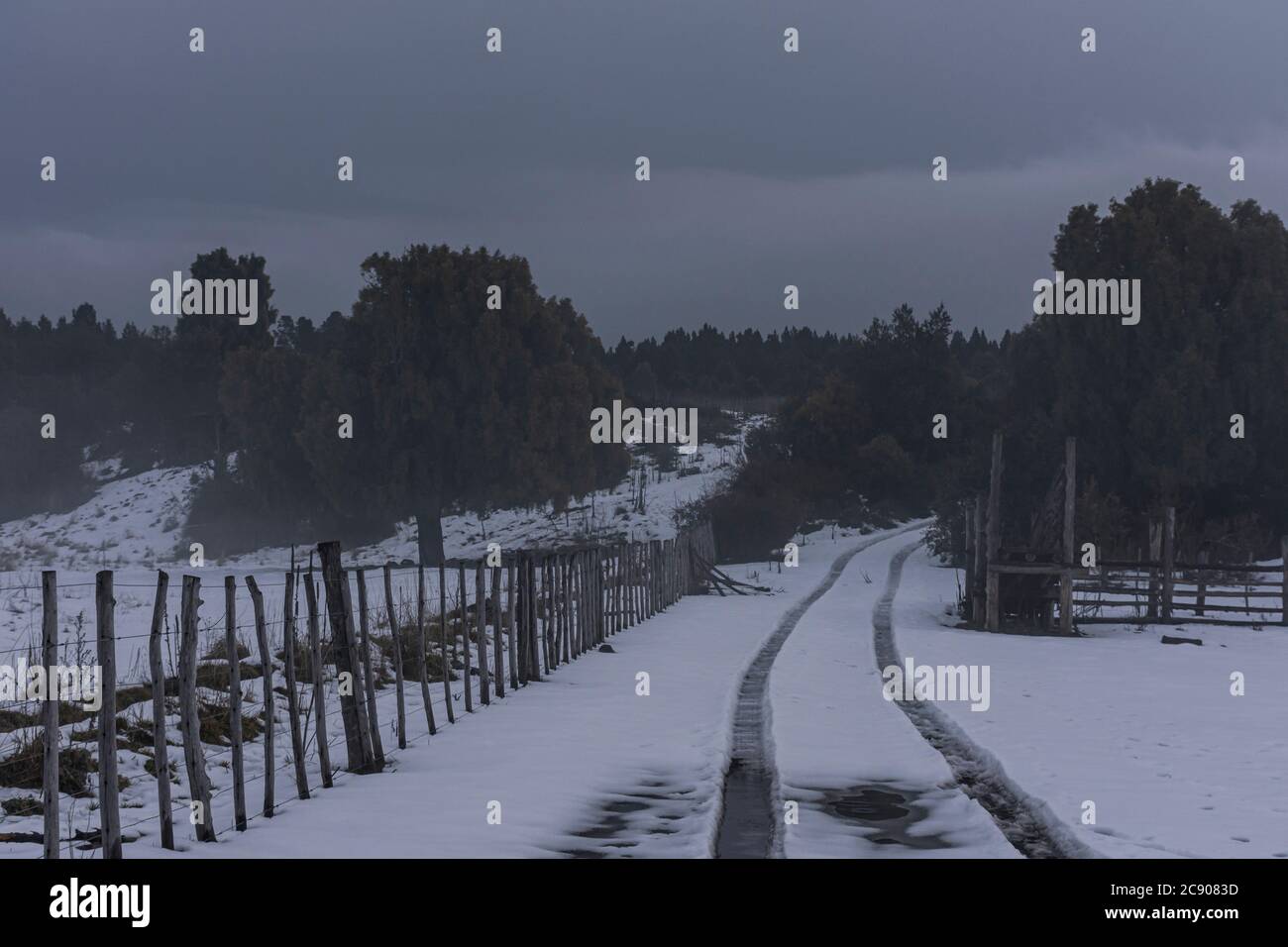 Szenenansicht der Winterlandschaft mit Nebel in den Bergen in Patagonien, Argentinien Stockfoto