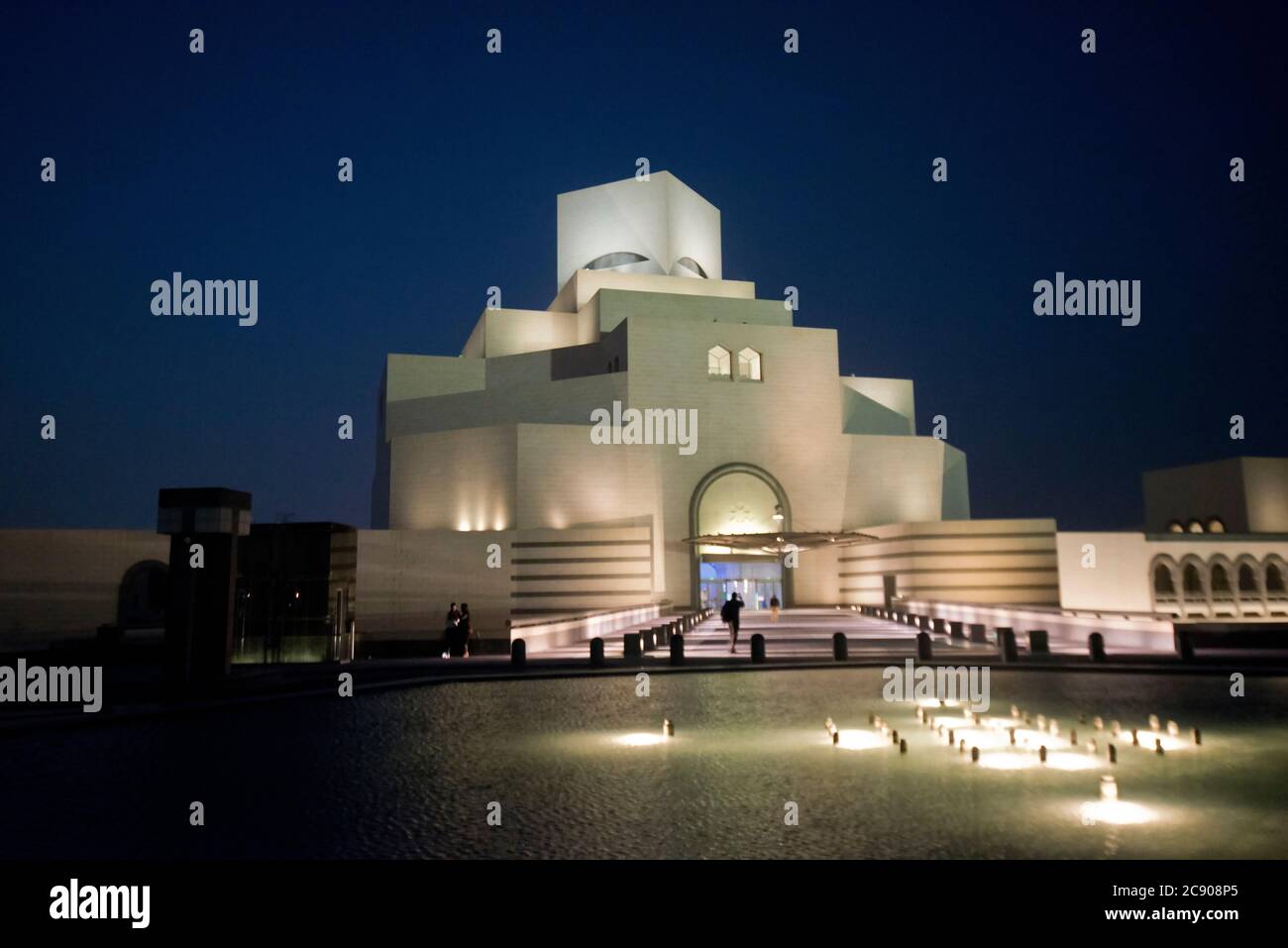 Museum für Islamische Kunst in der Dämmerung, Doha. Katar Stockfoto