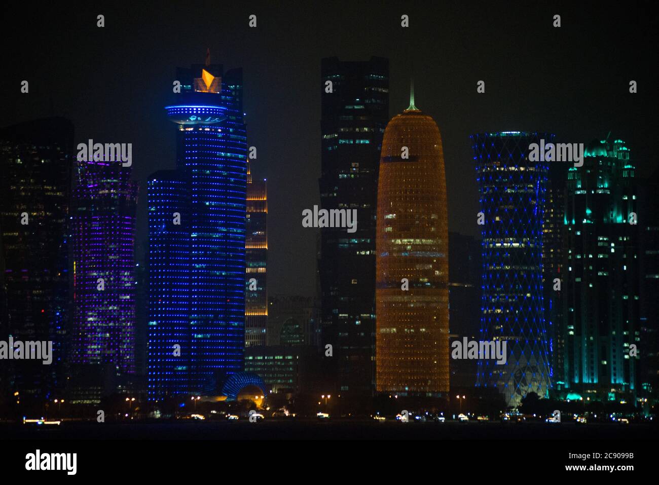 Doha Skyline bei Nacht, Katar Stockfoto