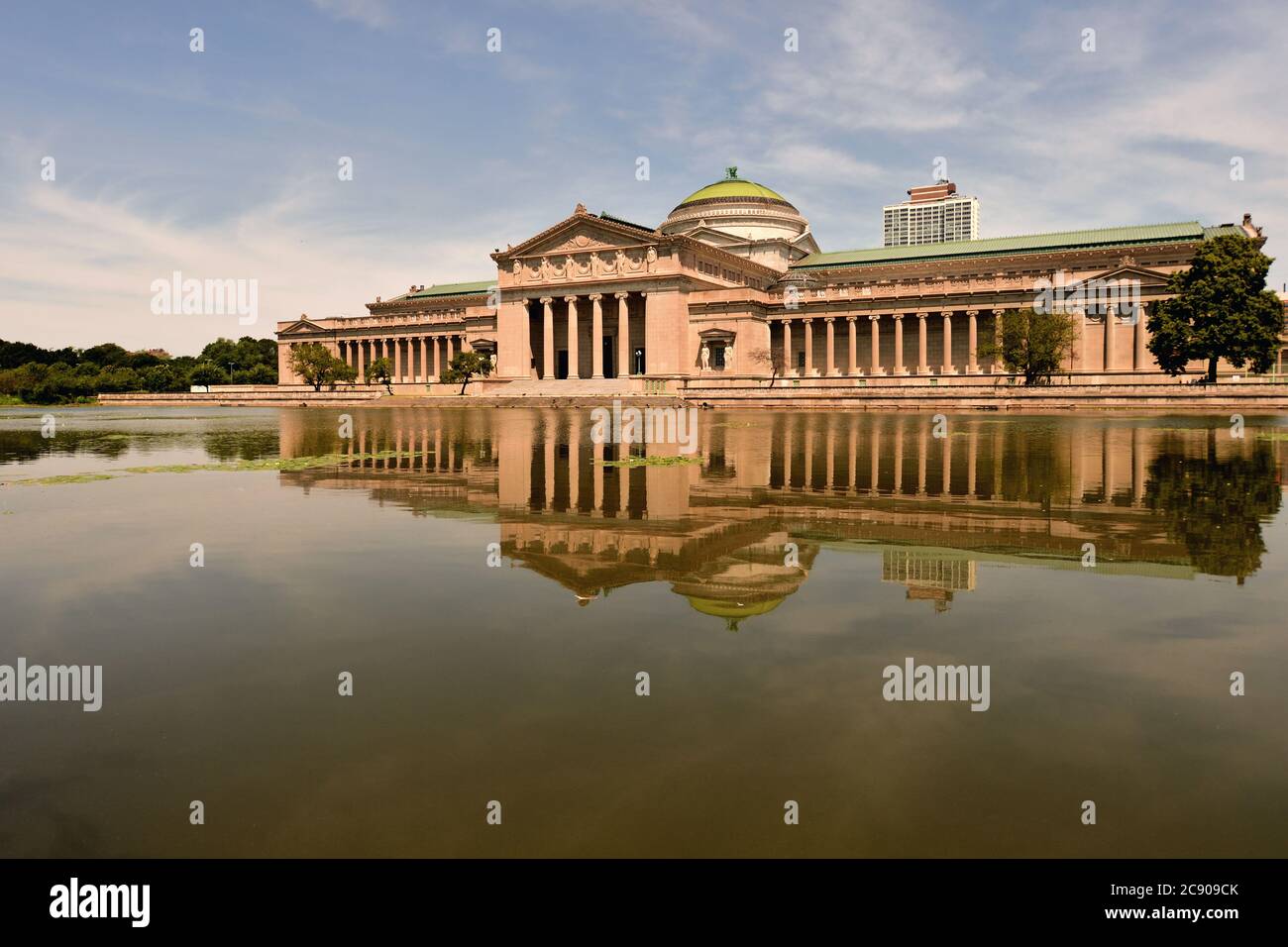 Chicago, Illinois, USA. Das Weltklasse-Museum für Wissenschaft und Industrie, das in seine benachbarte Lagune auf der Südseite des Gebäudes reflektiert. Stockfoto