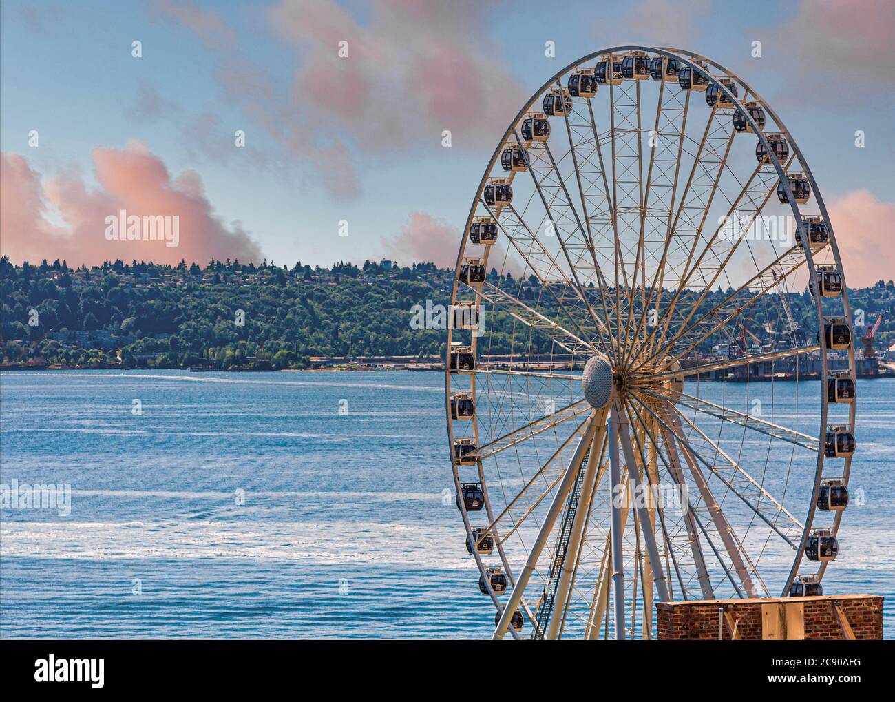Riesenrad auf dem Puget Sound in Seattle Stockfoto