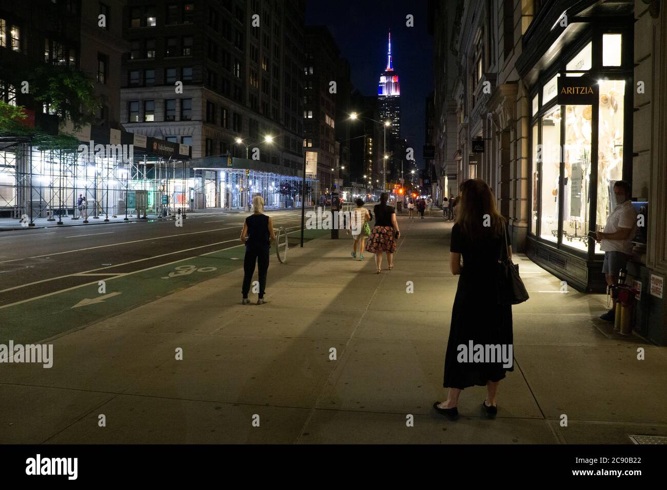 Viertes Juli Street Szene bei Nacht mit beleuchteten Empire State Building im Hintergrund, Lower Fifth Avenue, New York City, New York, USA Stockfoto