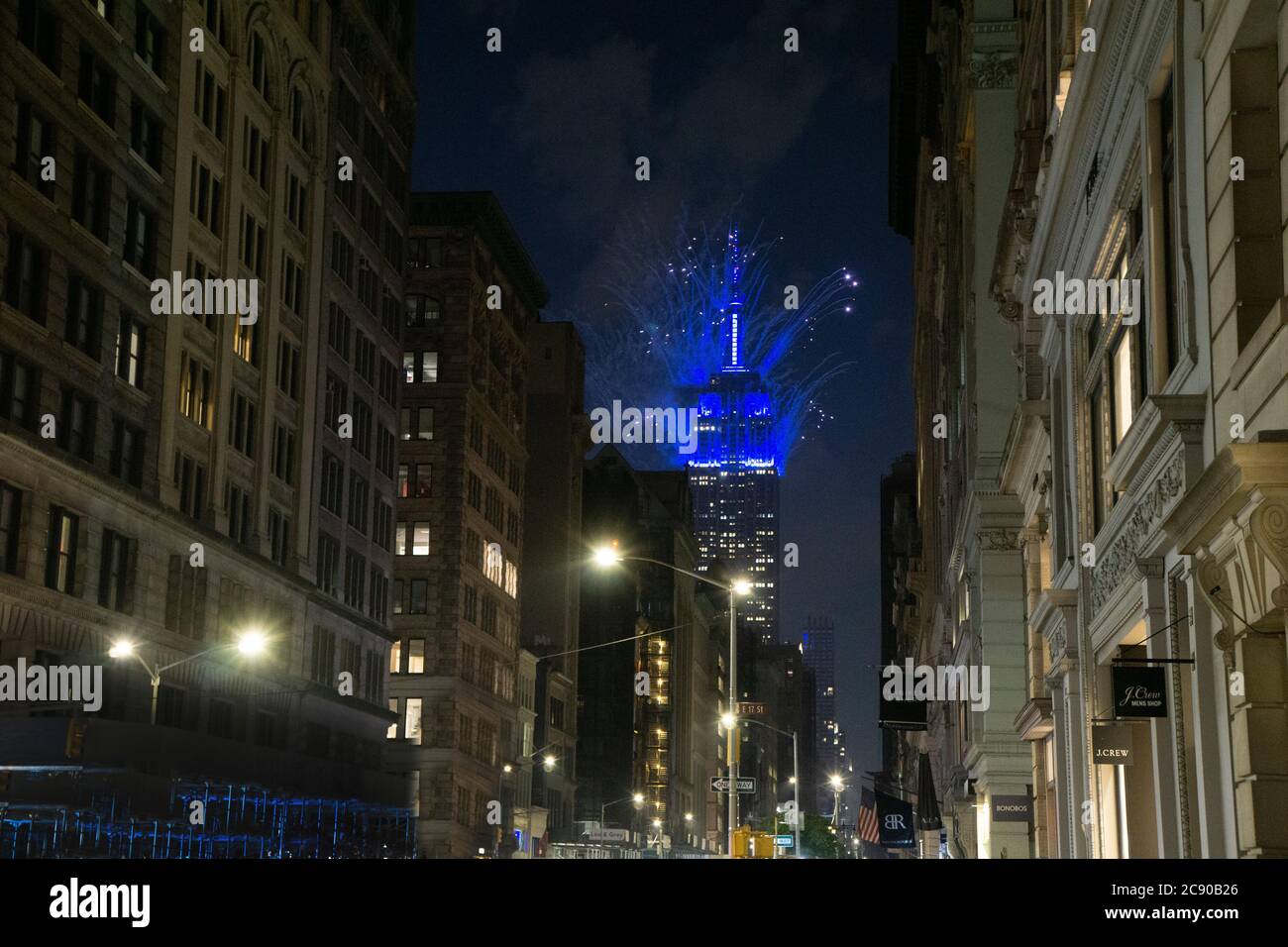 Empire State Building Mit Blauem Feuerwerk Bei Nacht Blick Von Der empire-state-building-mit-blauem-feuerwerk-bei-nacht-blick-von-der