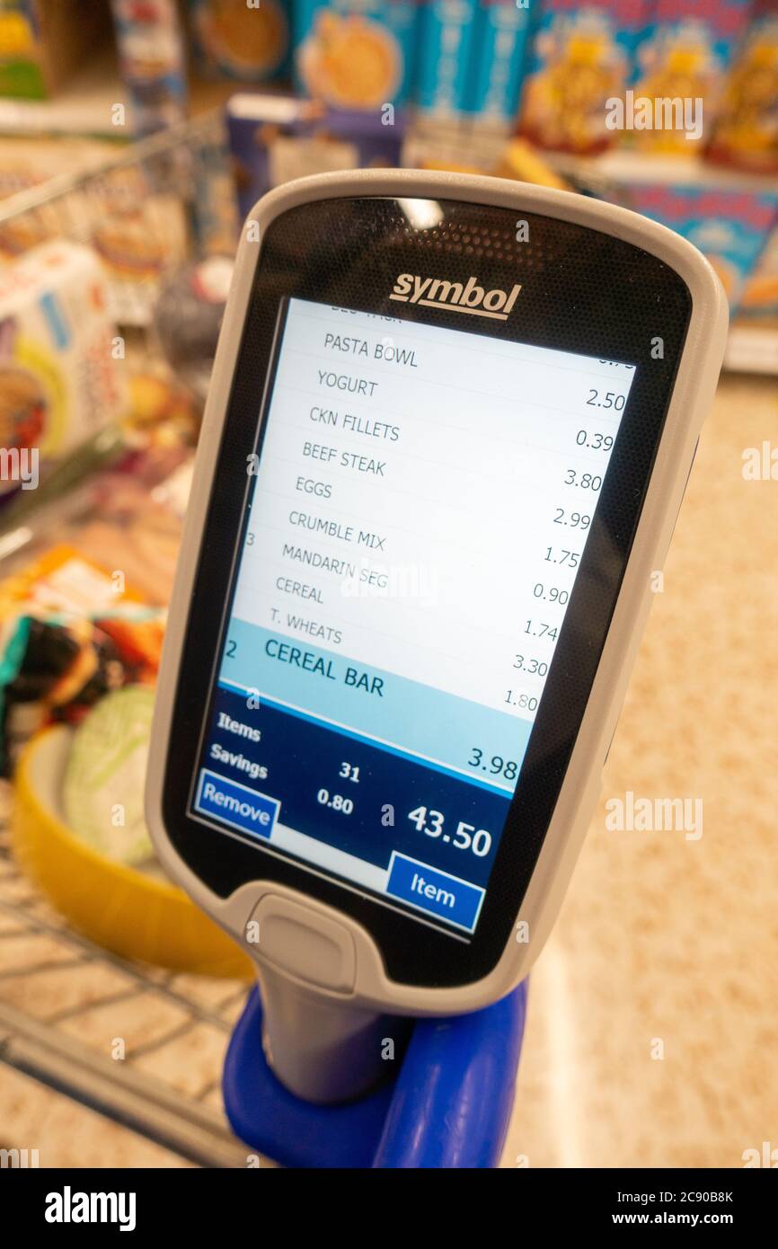 Nahaufnahme eines Produktscanners mit dem Tesco-Scan beim Shoppen des Scanners Stockfoto