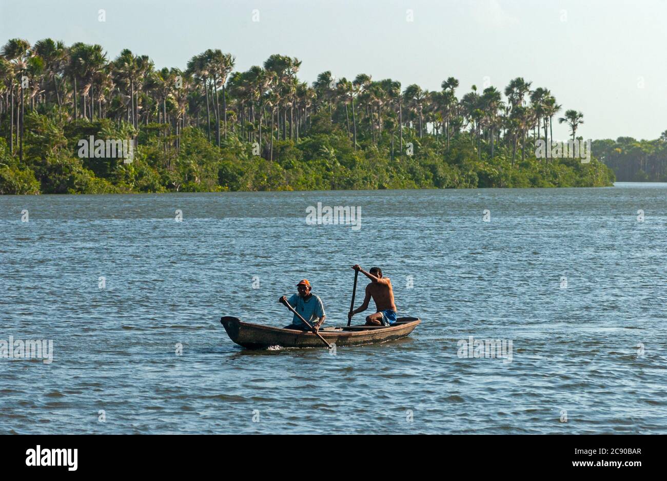 Kanu mit zwei Fischern auf dem Preguiças, im Lençois Maranhenses Nationalpark, Barreirinhas, Maranhao, Brasilien Stockfoto