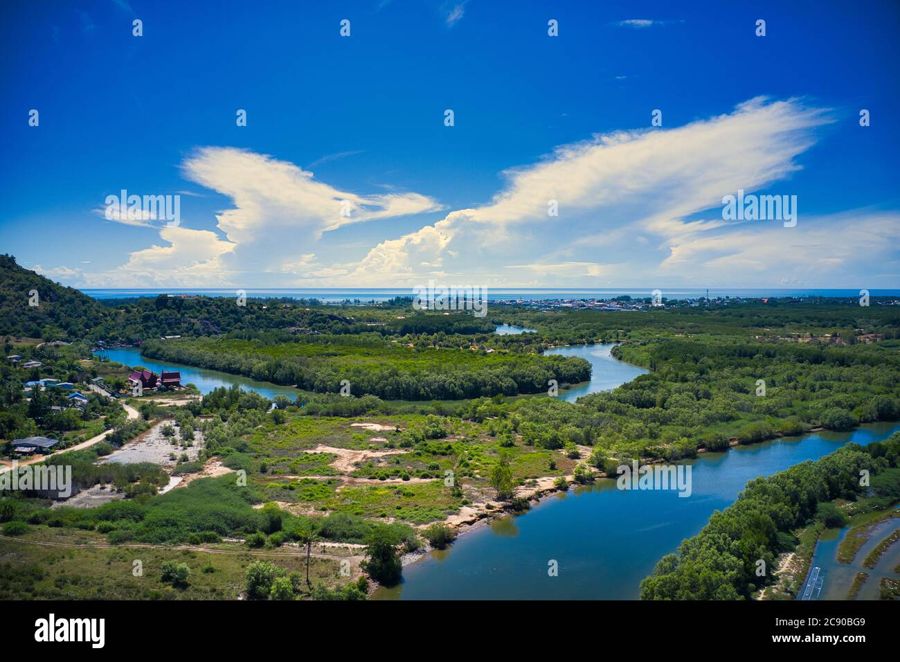 Dieses einzigartige Foto zeigt die wunderschöne Landschaft von Pak Nam Pran in Thailand. Es ist die wunderschöne tropische Landschaft, um den Fluss und die Boote auf ihm zu sehen Stockfoto