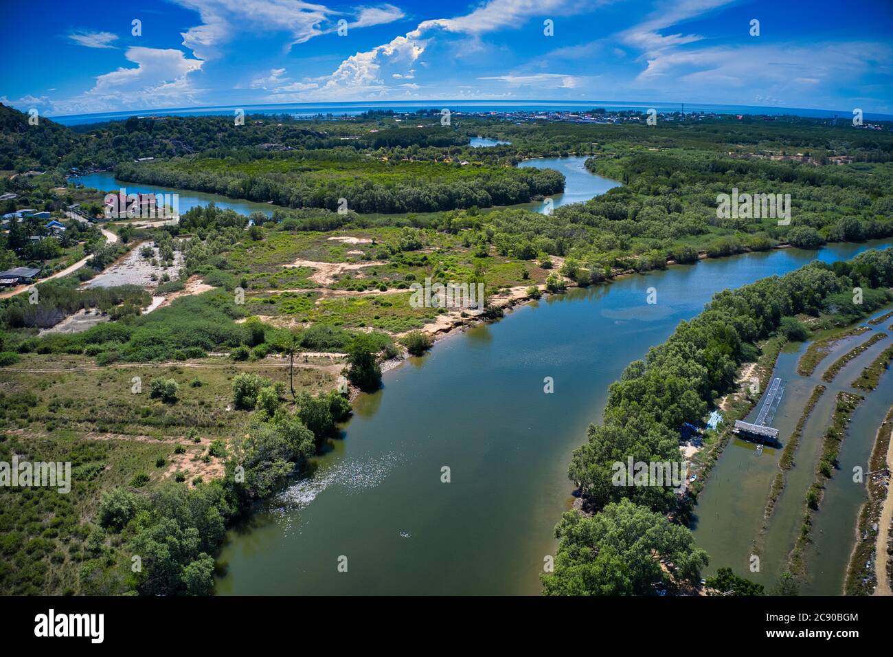 Dieses einzigartige Foto zeigt die wunderschöne Landschaft von Pak Nam Pran in Thailand. Es ist die wunderschöne tropische Landschaft, um den Fluss und die Boote auf ihm zu sehen Stockfoto