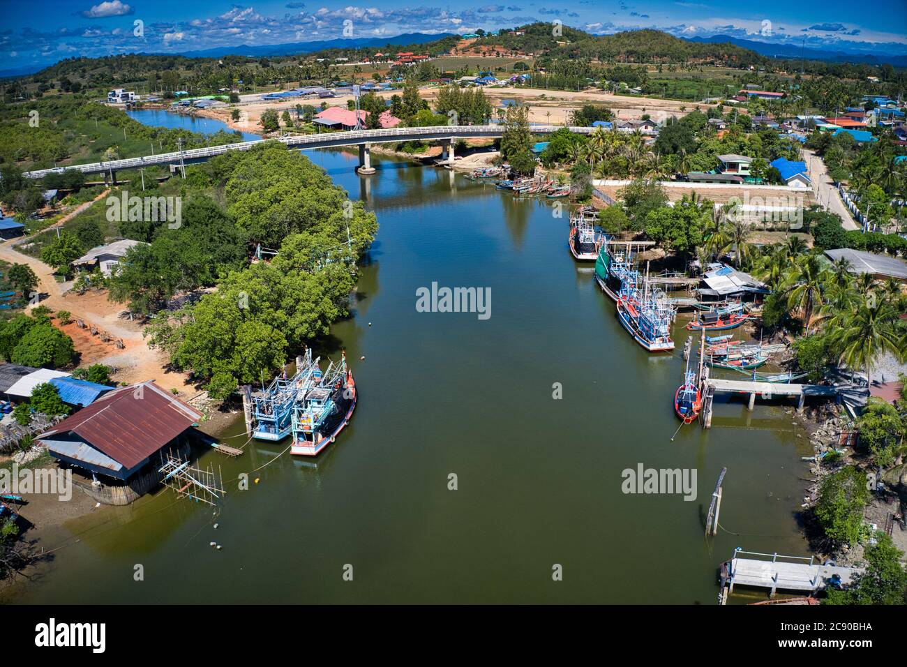 Dieses einzigartige Foto zeigt die wunderschöne Landschaft von Pak Nam Pran in Thailand. Es ist die wunderschöne tropische Landschaft, um den Fluss und die Boote auf ihm zu sehen Stockfoto