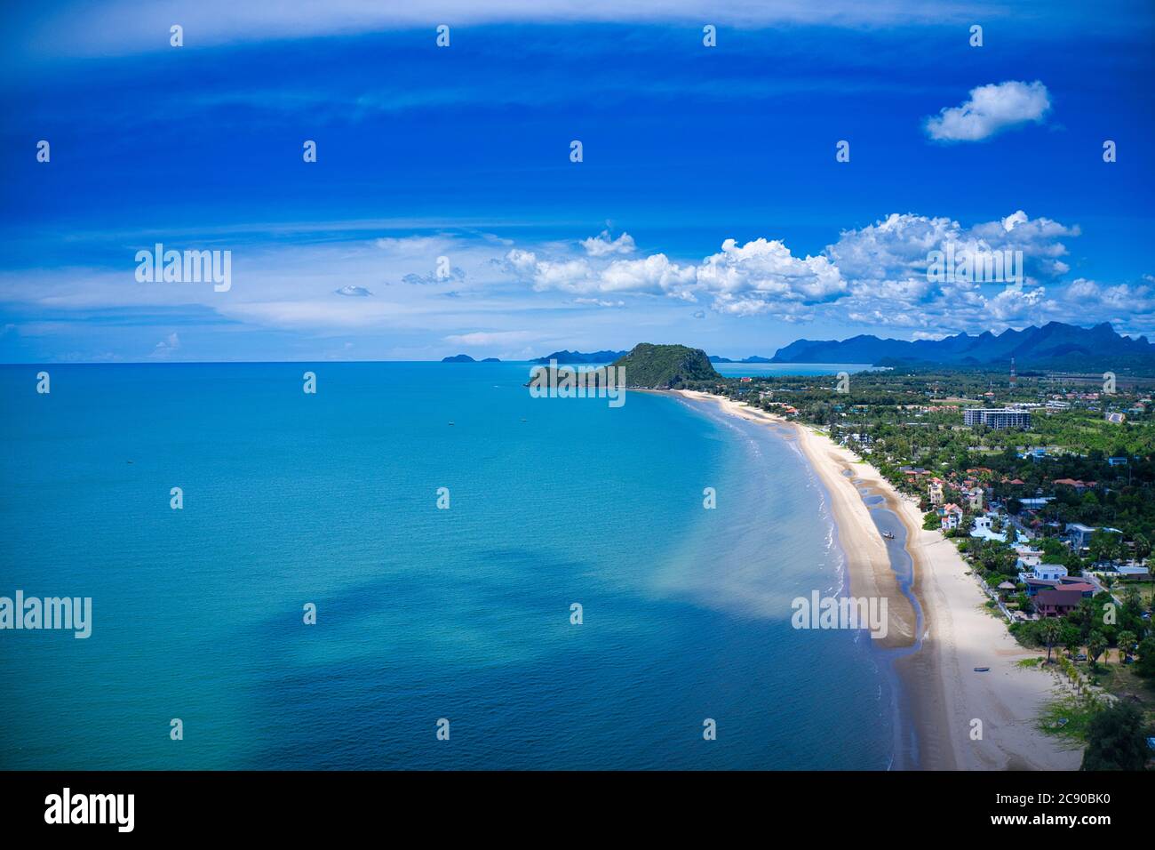 Dieses einzigartige Foto zeigt den Strand von Pak Nam Pran in Thailand von oben fotografiert. Im Hintergrund sieht man das Meer und eine Gebirgsformation Stockfoto