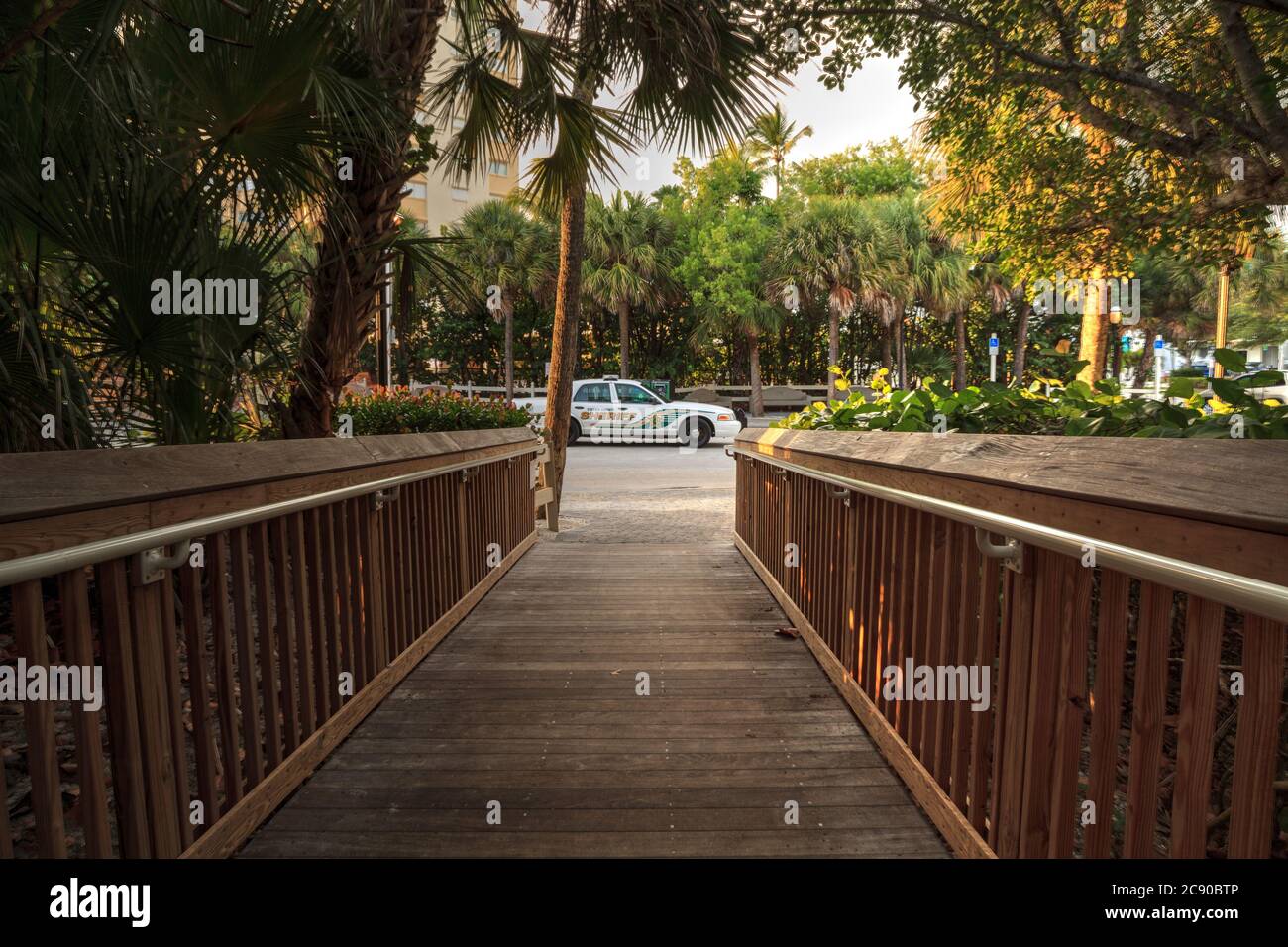 26. Juli 2020 – Naples, Florida: Collier County Sheriff Auto vor dem Eingang des Vanderbilt Beach in Naples, Florida geparkt. Stockfoto