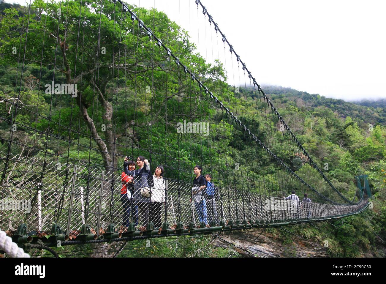 Hualien, Taiwan, 1. MÄRZ 2009 - Wolkenverhangener Blick auf die Shanfong Hängebrücke 1 Stockfoto