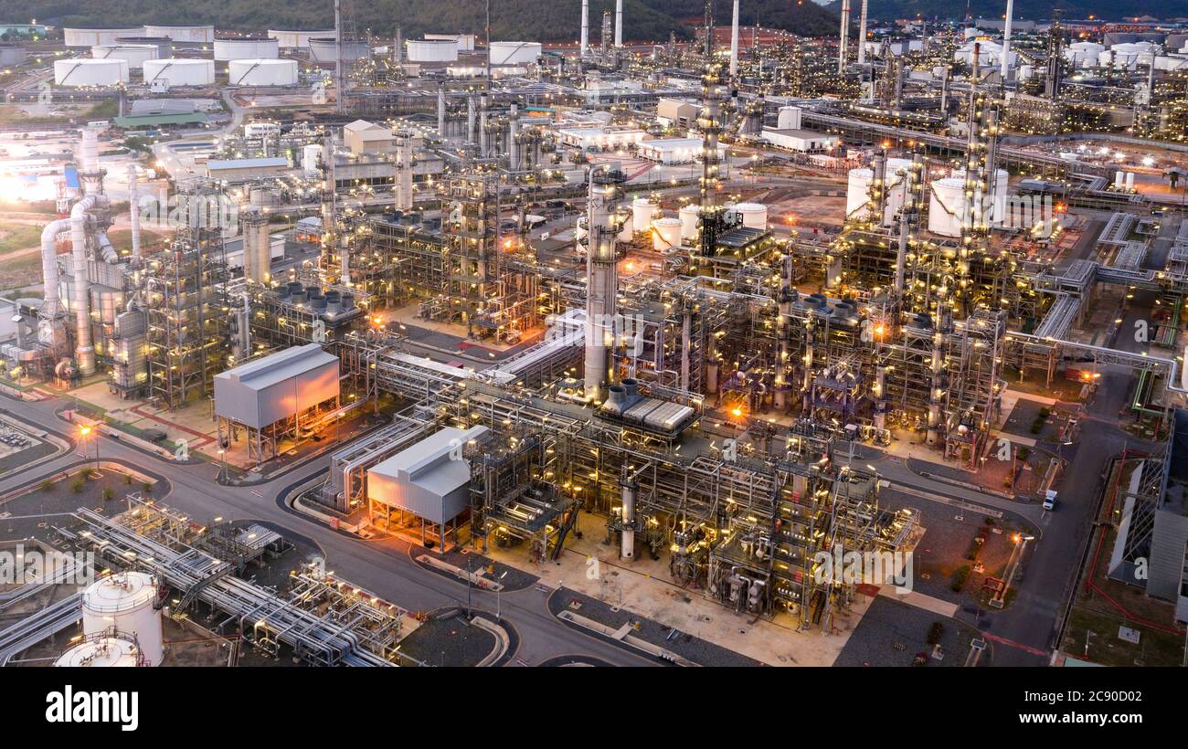 Luftbild der Erdölraffinerieanlage in der Dämmerung ist die petrochemische Industrie für die Weltwirtschaft wichtig. Stockfoto