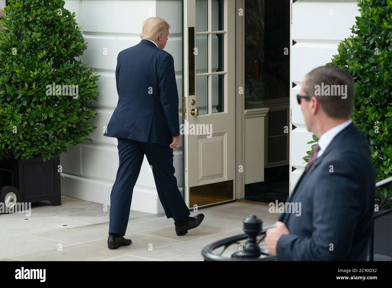 US-Präsident Donald J. Trump kehrt nach einem Besuch im Bioprocess Innovation Center bei Fujifilm Diosynth Biotechnologies in Morrisville, North Carolina, am 27. Juli 2020 ins Weiße Haus in Washington, DC zurück.Quelle: Chris Kleponis/Pool via CNP Stockfoto