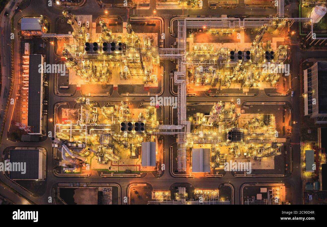 Luftbild der Erdölraffinerieanlage in der Dämmerung ist die petrochemische Industrie für die Weltwirtschaft wichtig. Stockfoto
