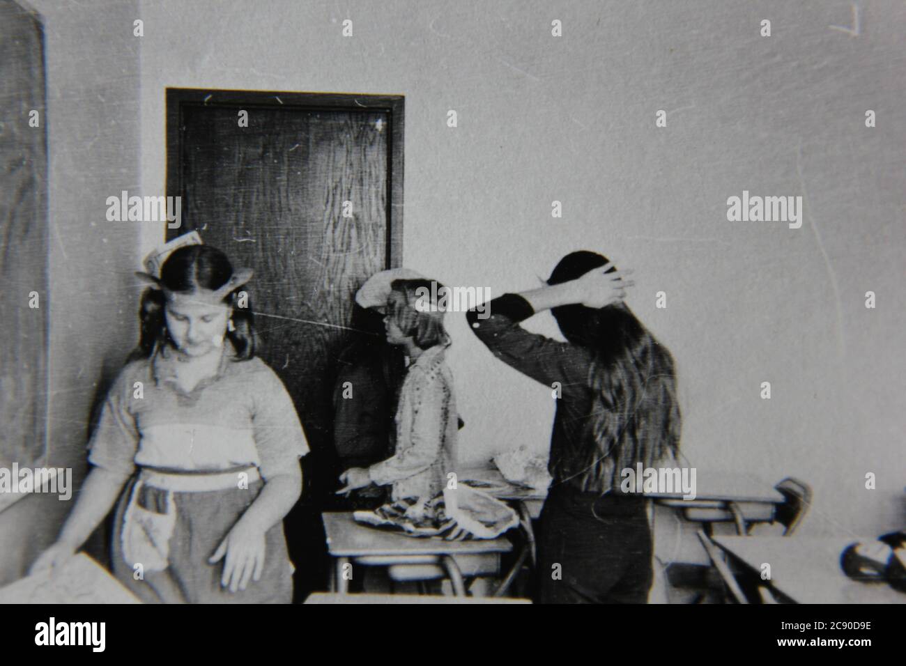 Feine 70er Jahre Vintage Schwarz-Weiß-Fotografie von Kindern Spaß im Klassenzimmer. Stockfoto