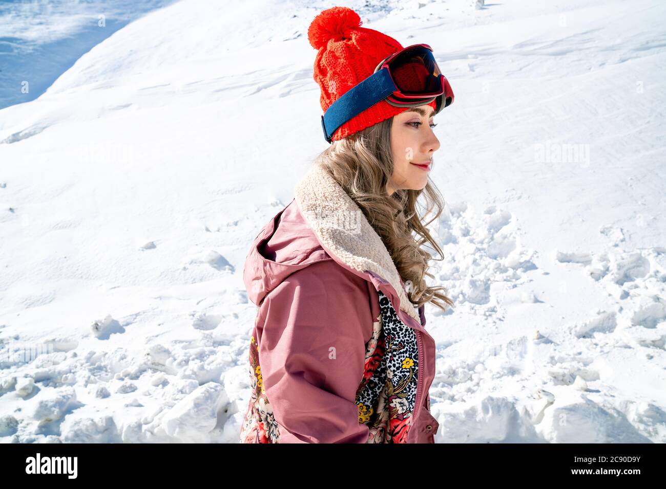 Schöne asiatische Frau genießen und entspannende Aussicht mit Schneeflocke auf Schneeberg im Winter in Neuseeland. Stockfoto