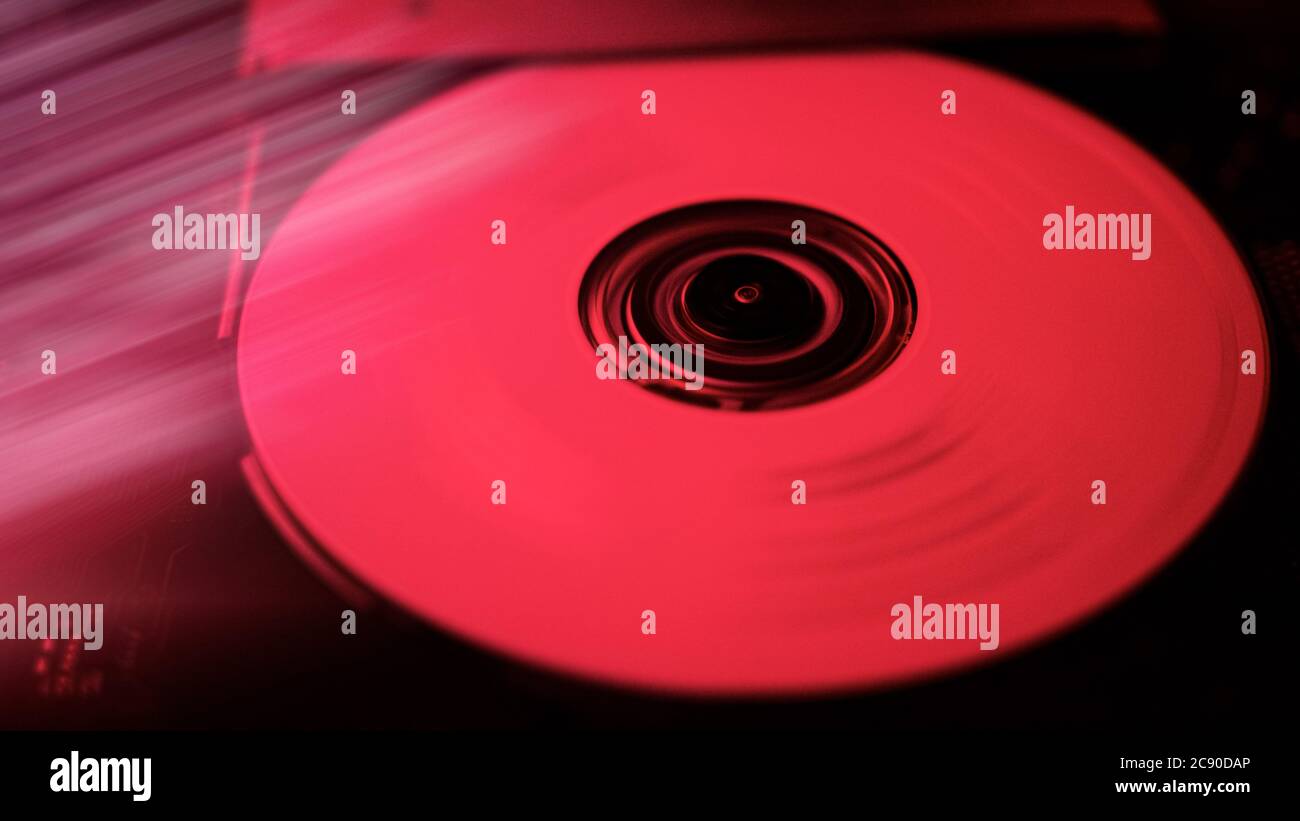 CD-rom mit roten Lichtern und einer cd, die sich im Inneren dreht Stockfoto