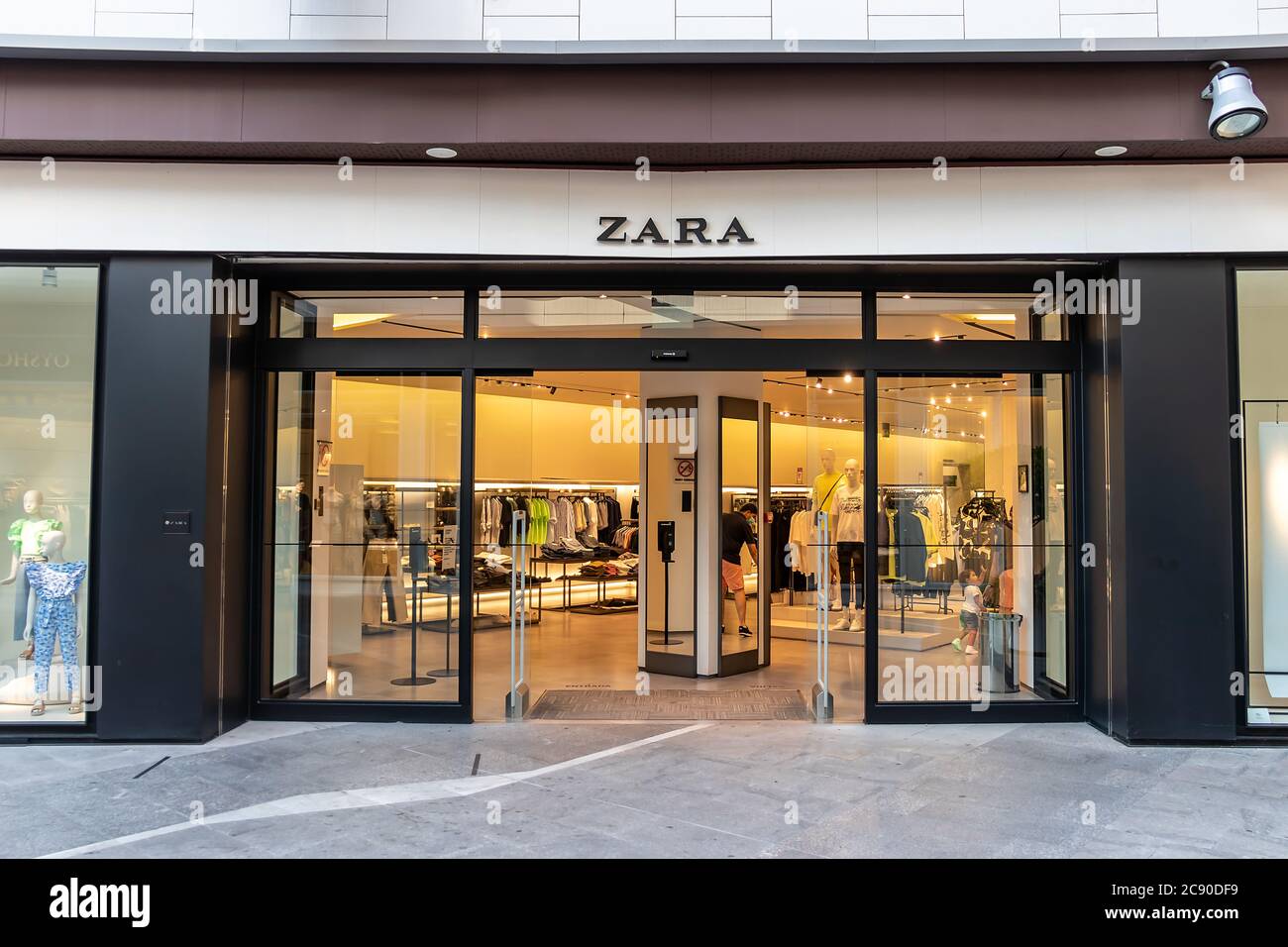 Huelva, Spanien - 27. Juli 2020: Außenansicht von ZARA. Ein spanischer  Bekleidungshändler mit Sitz in Galicien. Das Unternehmen ist spezialisiert  auf schnelle Mode, Kleidung, Zugang Stockfotografie - Alamy