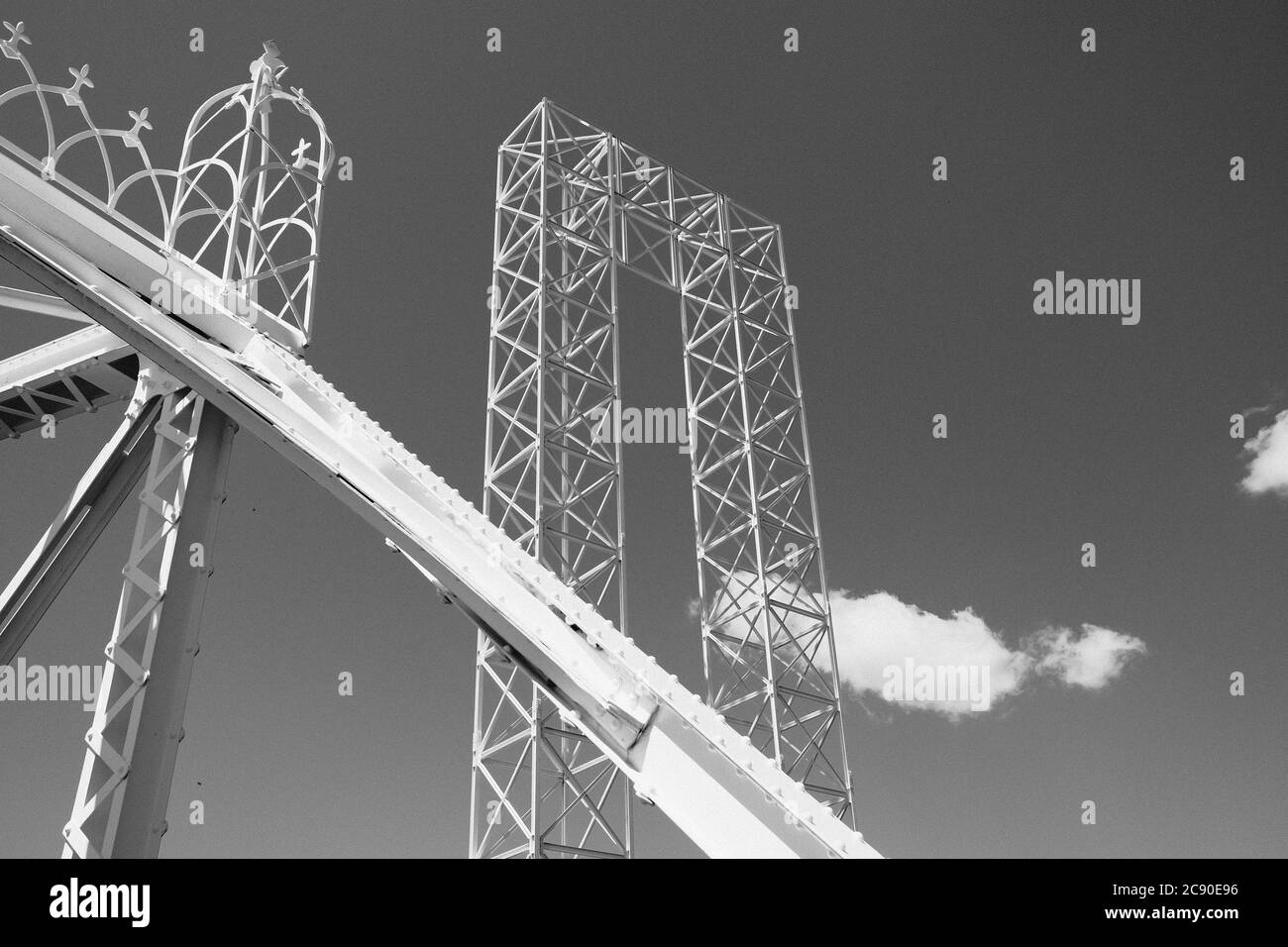 S/W-Aufnahme von Details der Minto Bridge und dem hohen weißen Gerüst der Safdie-Ergänzung des alten Ottawa City Hall dahinter. Ontario, Kanada. Stockfoto