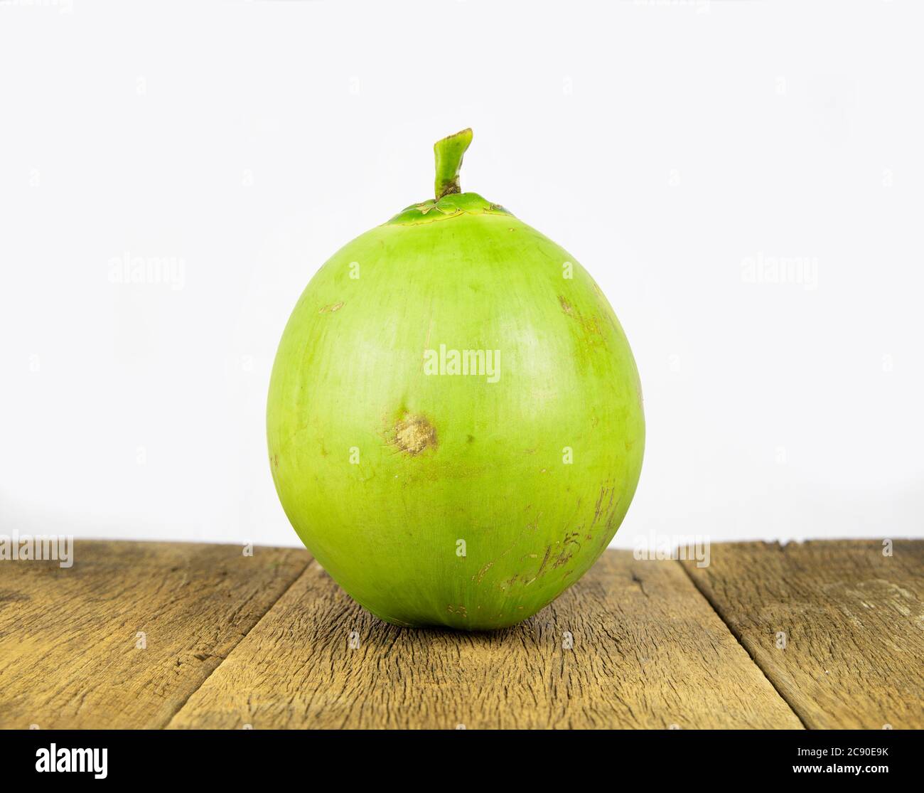 Frische grüne Kokosnuss auf Holztisch Hintergrund. Stockfoto