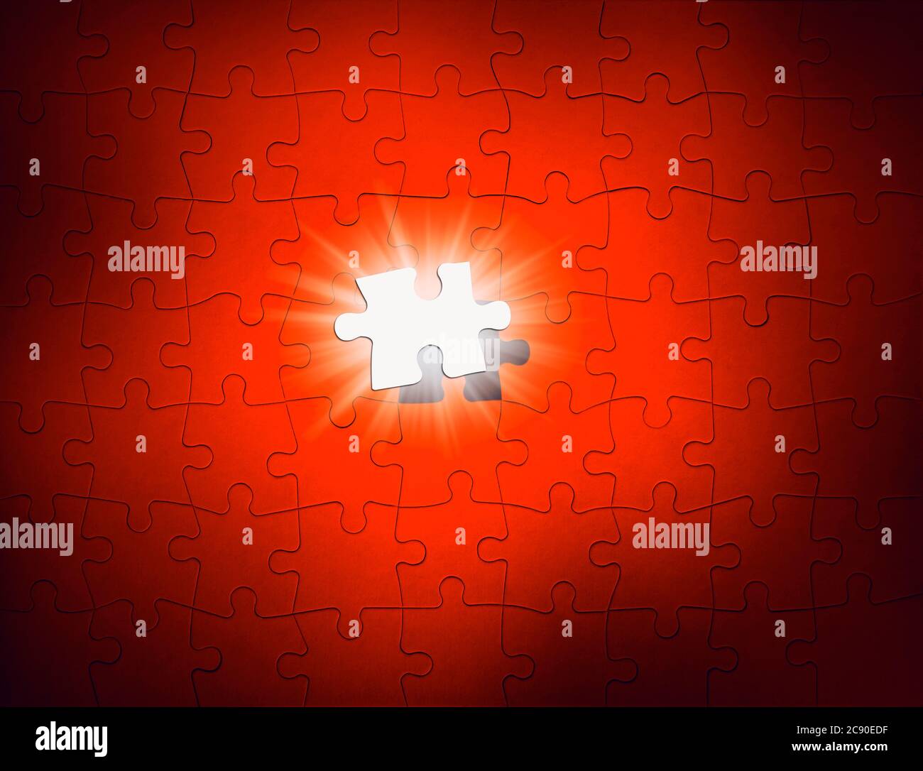 Glänzende Puzzle auf roten Puzzle-Hintergrund Stockfoto