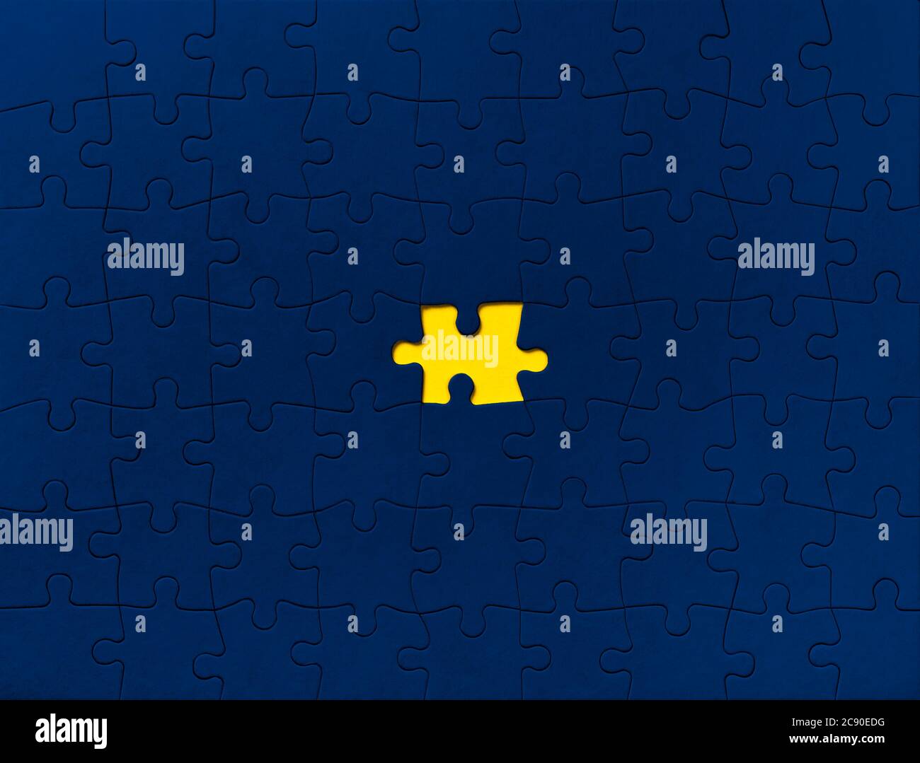 Gelbes Puzzle auf blauem Hintergrund Stockfoto