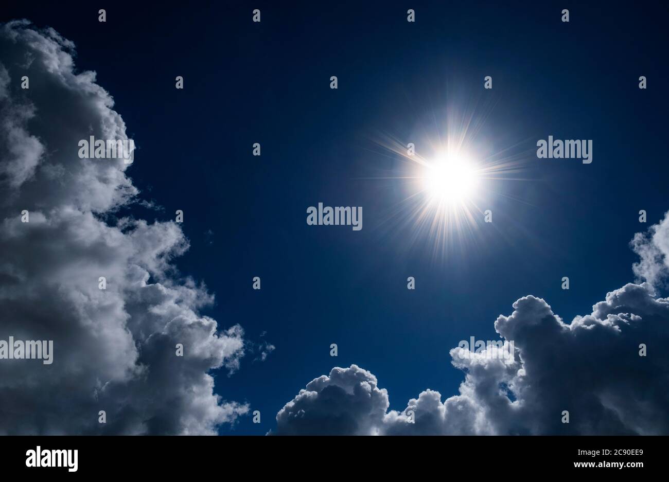 Wolken und Sonne am blauen Himmel Stockfoto