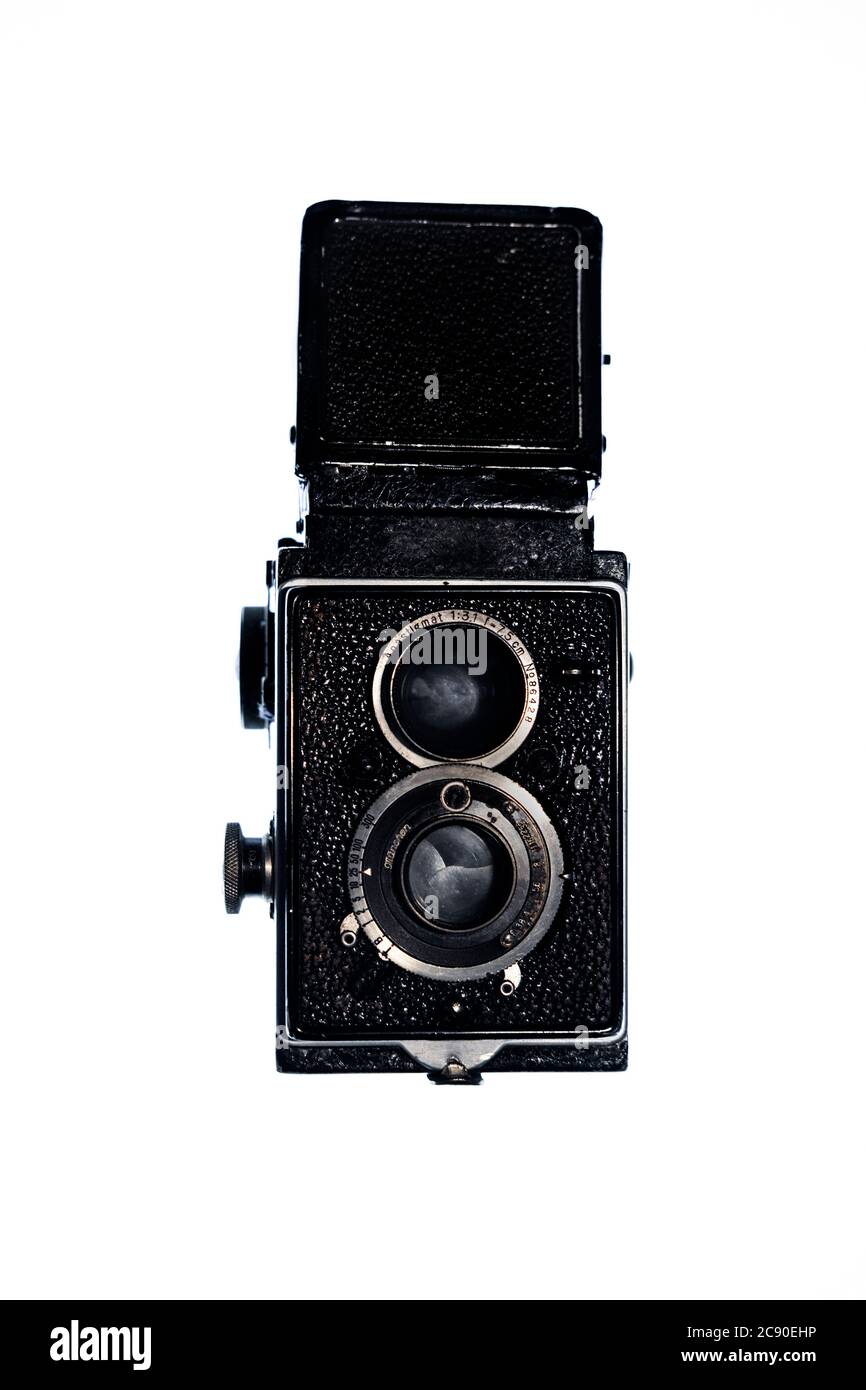 Reflexkamera mit Retro-Doppelobjektiv auf Weiß Stockfoto