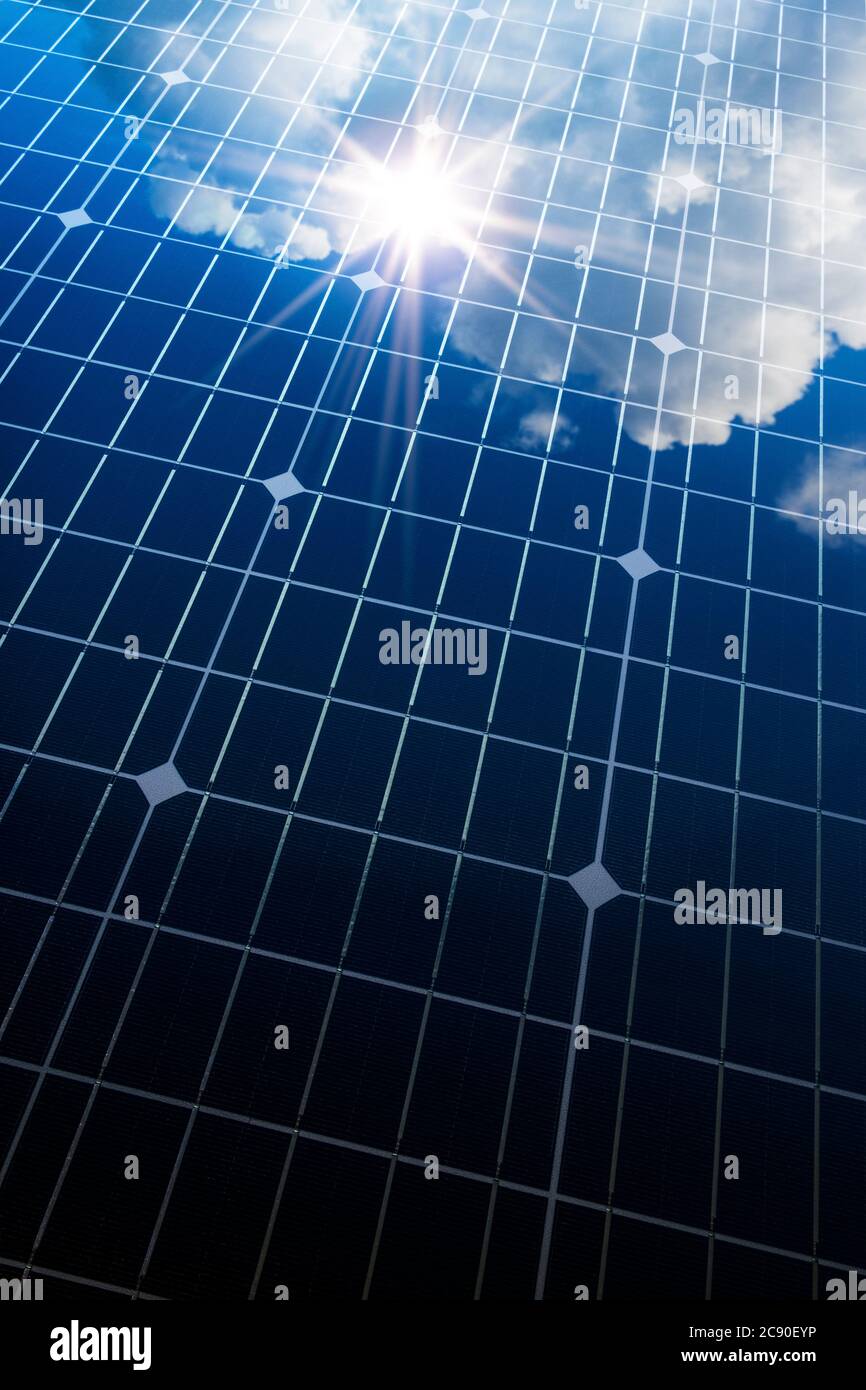 Sonne und Wolken spiegeln sich in Sonnenkollektoren Stockfoto