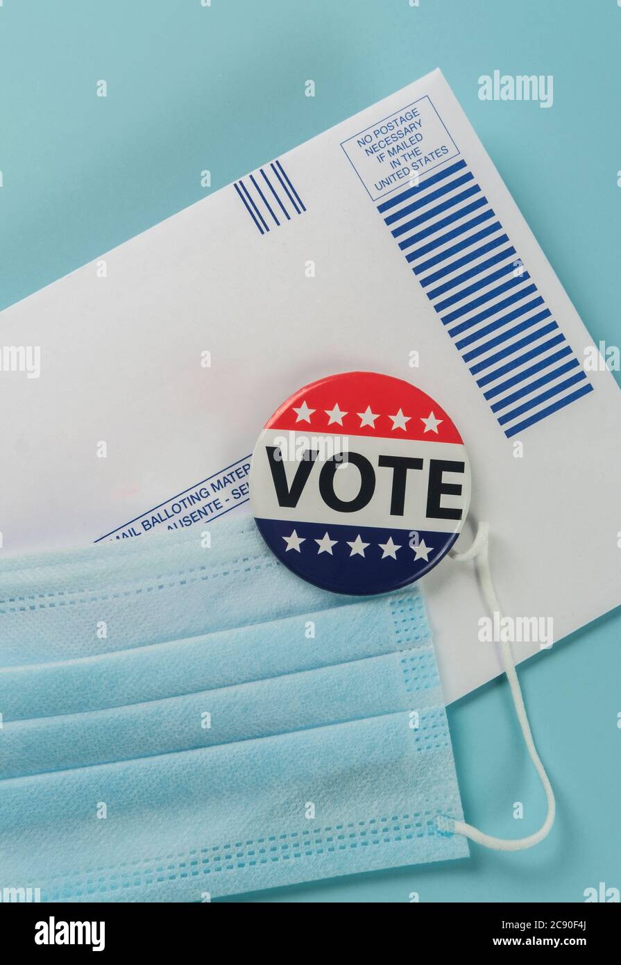 Umschlag, Wahlstift und Gesichtsmaske gegen Blau Stockfoto