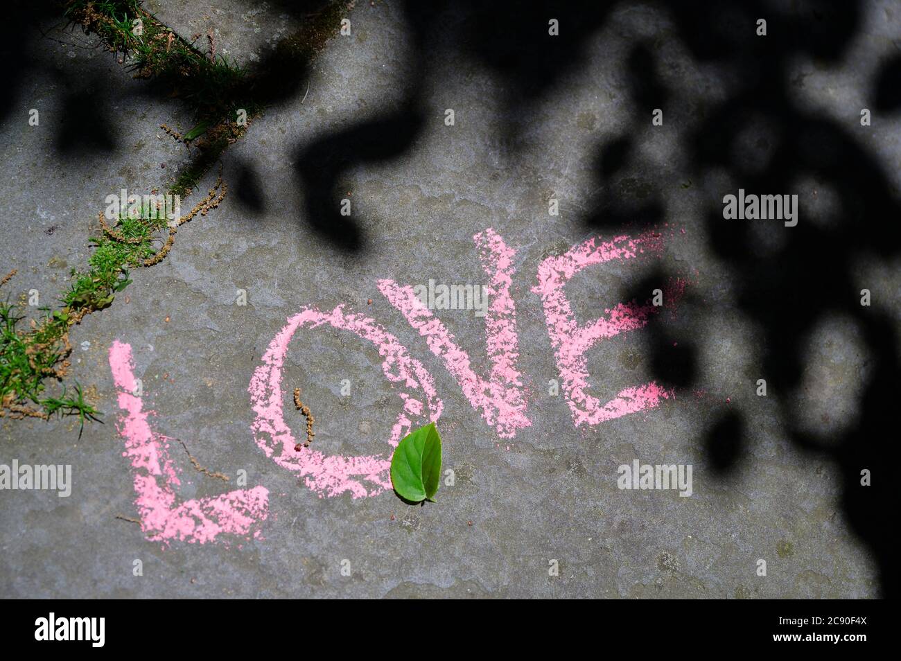 Wort Liebe geschrieben in Kreide auf der Straße der Stadt Stockfoto
