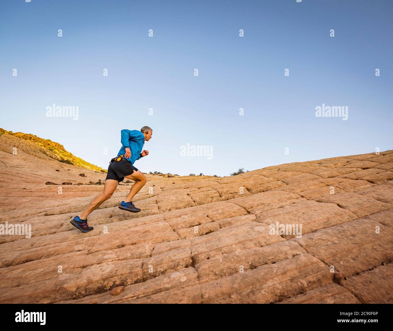 USA, Utah, St. George, man läuft in felsiger Landschaft Stockfoto