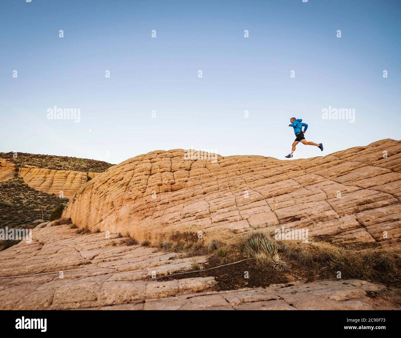 USA, Utah, St. George, man läuft in felsiger Landschaft Stockfoto
