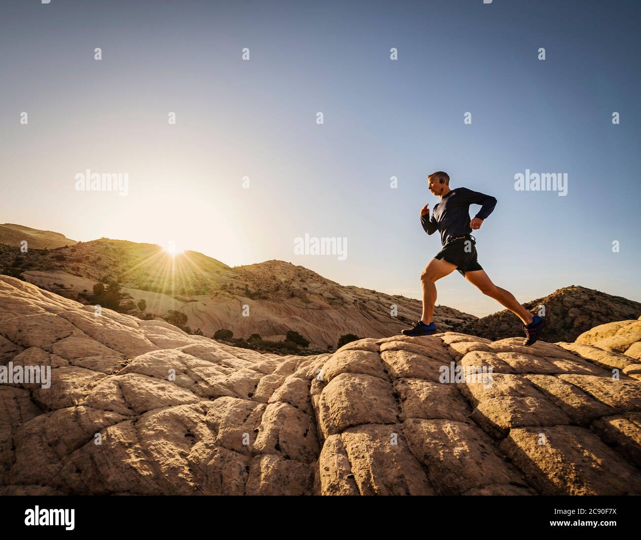 USA, Utah, St. George, man läuft in felsiger Landschaft Stockfoto