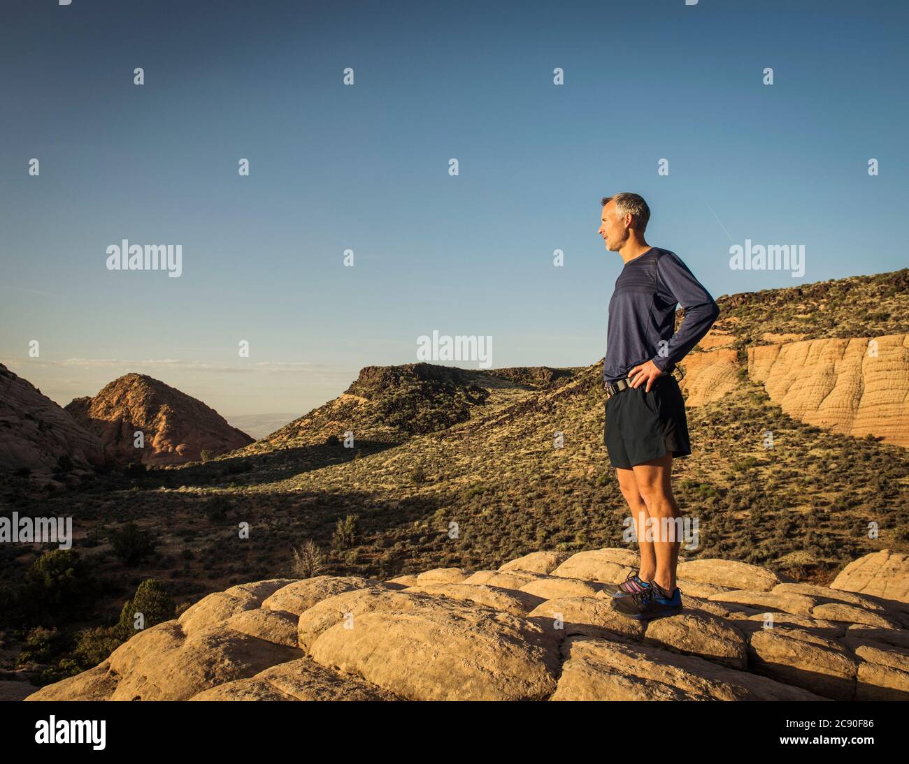 USA, Utah, St. George, Mann steht in felsiger Landschaft Stockfoto