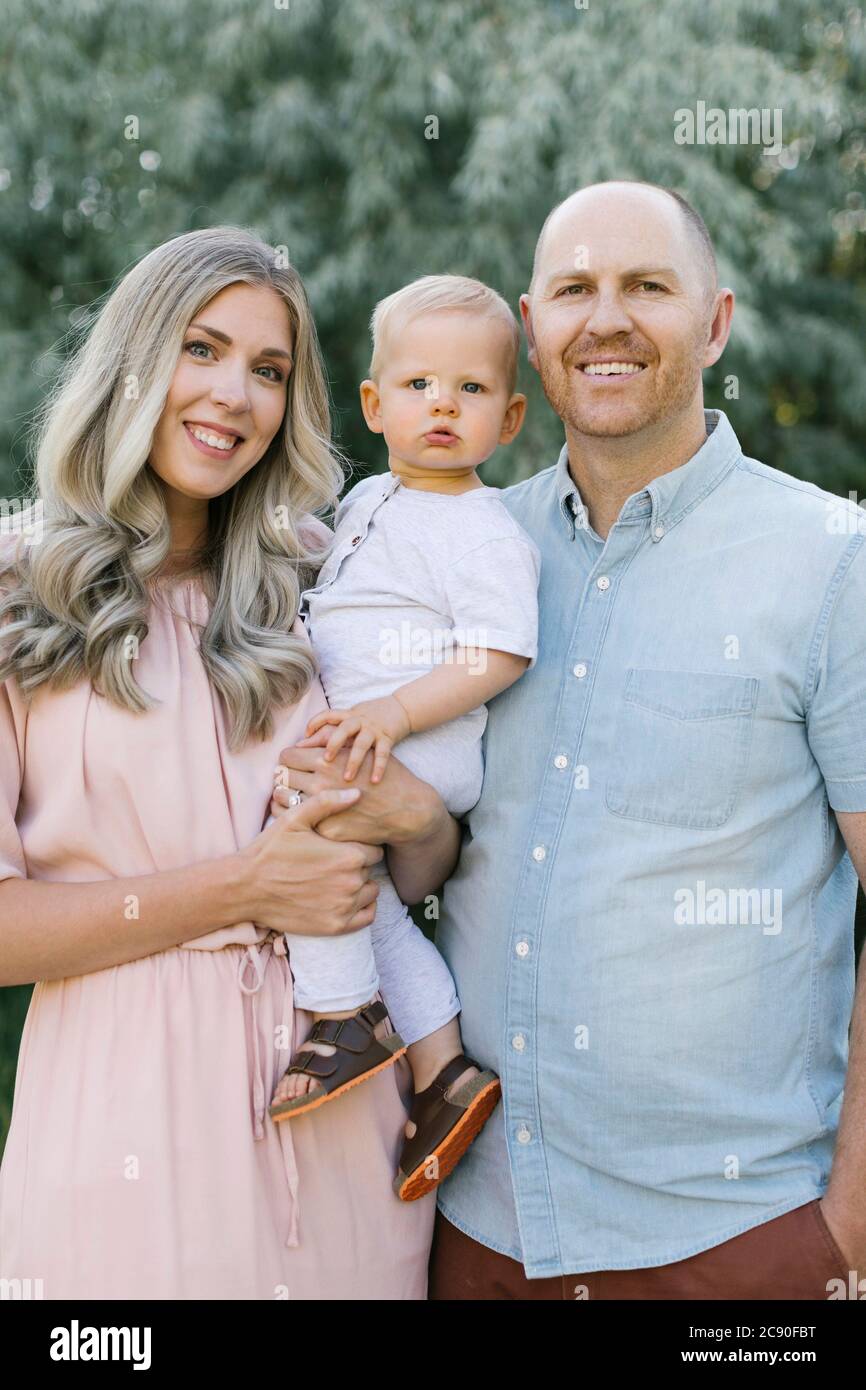 Portrait von lächelnden Eltern mit Baby Stockfoto