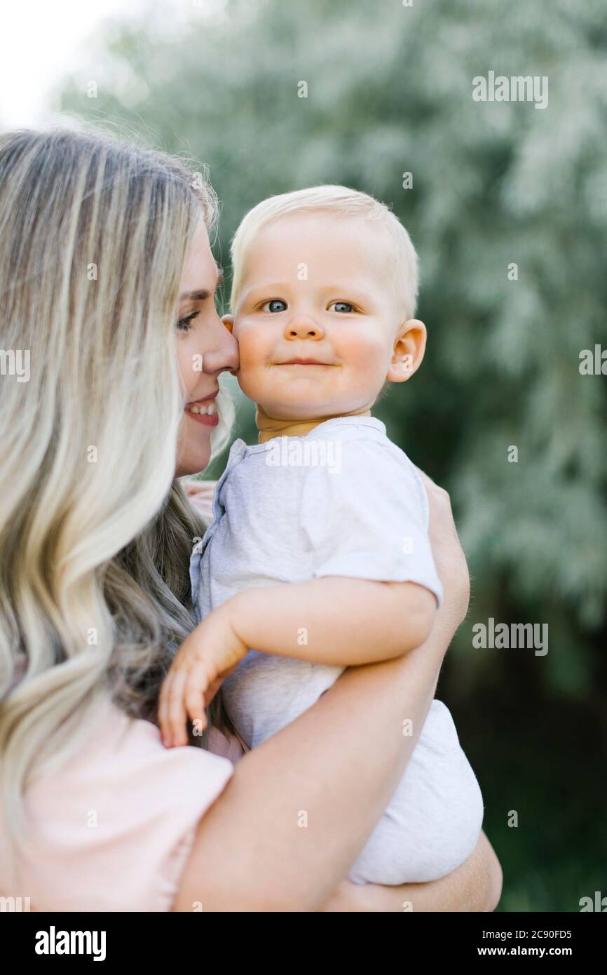 Outdoor-Porträt der Mutter hält Baby Sohn Stockfoto
