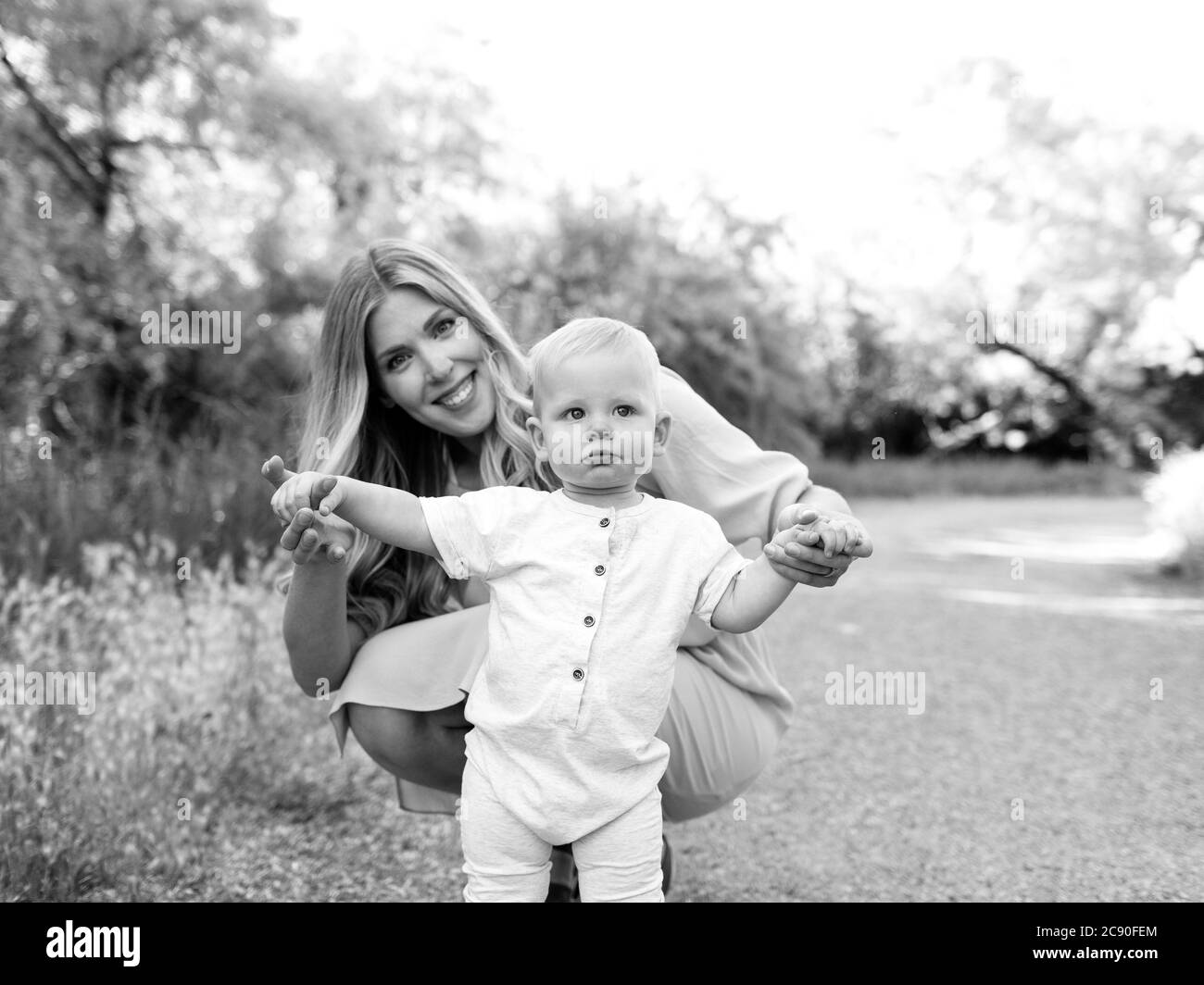 Außenportrait der Mutter mit Baby-Sohn Stockfoto