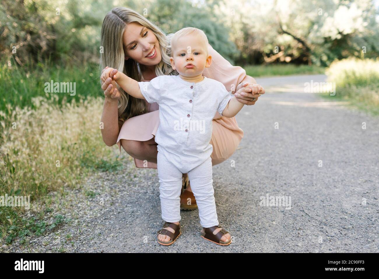 Außenportrait der Mutter mit Baby-Sohn Stockfoto
