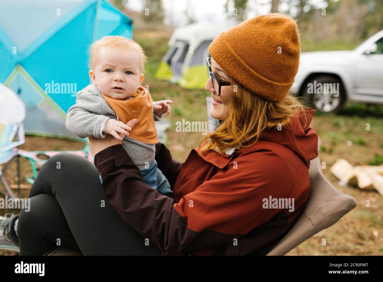 USA, Utah, Uninta Wasatch Cache National Forest, Mutter Holding Sohn (6-11 Monate) auf dem Campingplatz Stockfoto