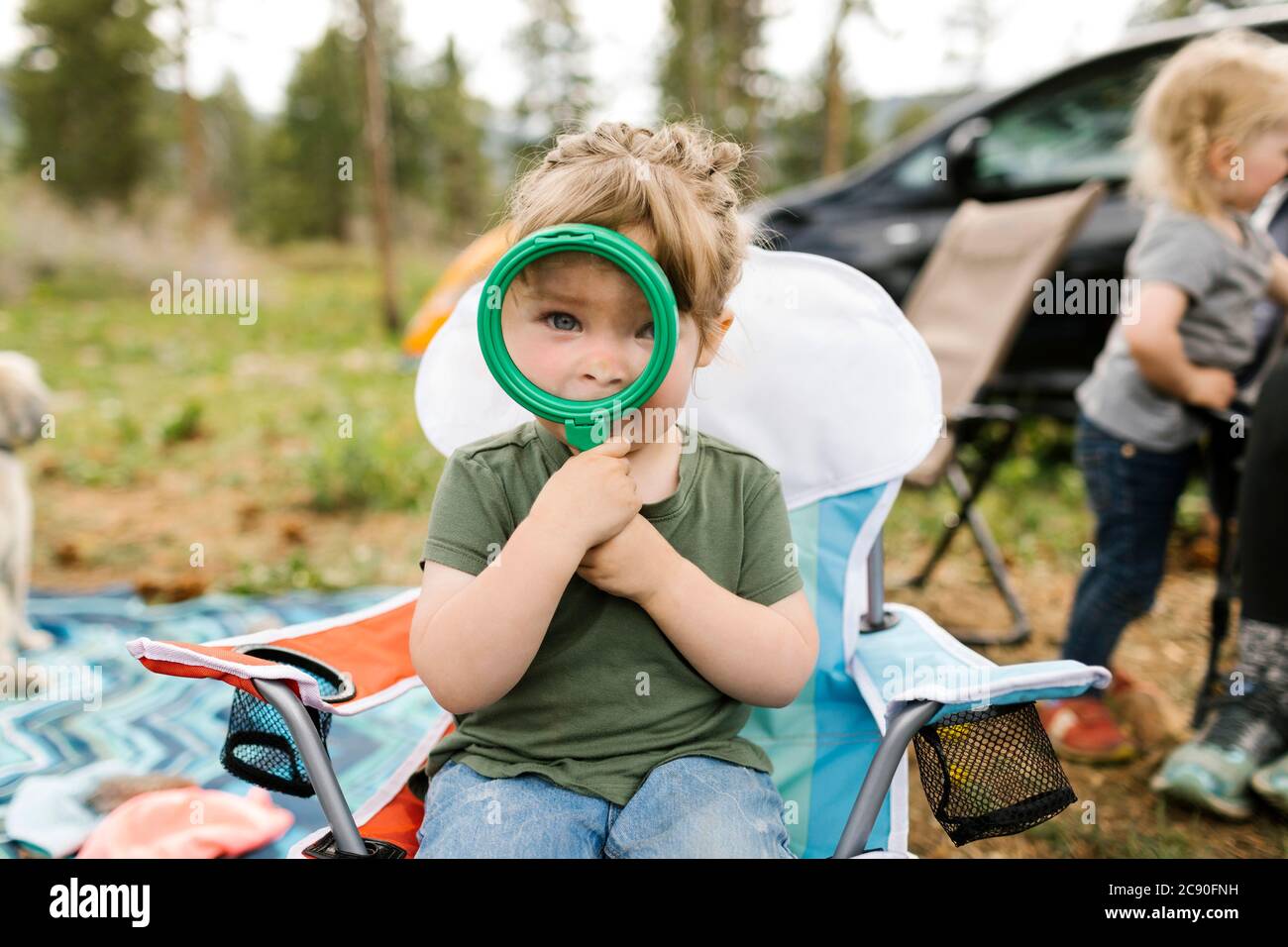 USA, Utah, Uninta Wasatch Cache National Forest, Girl (2-3) Blick durch die Lupe Stockfoto