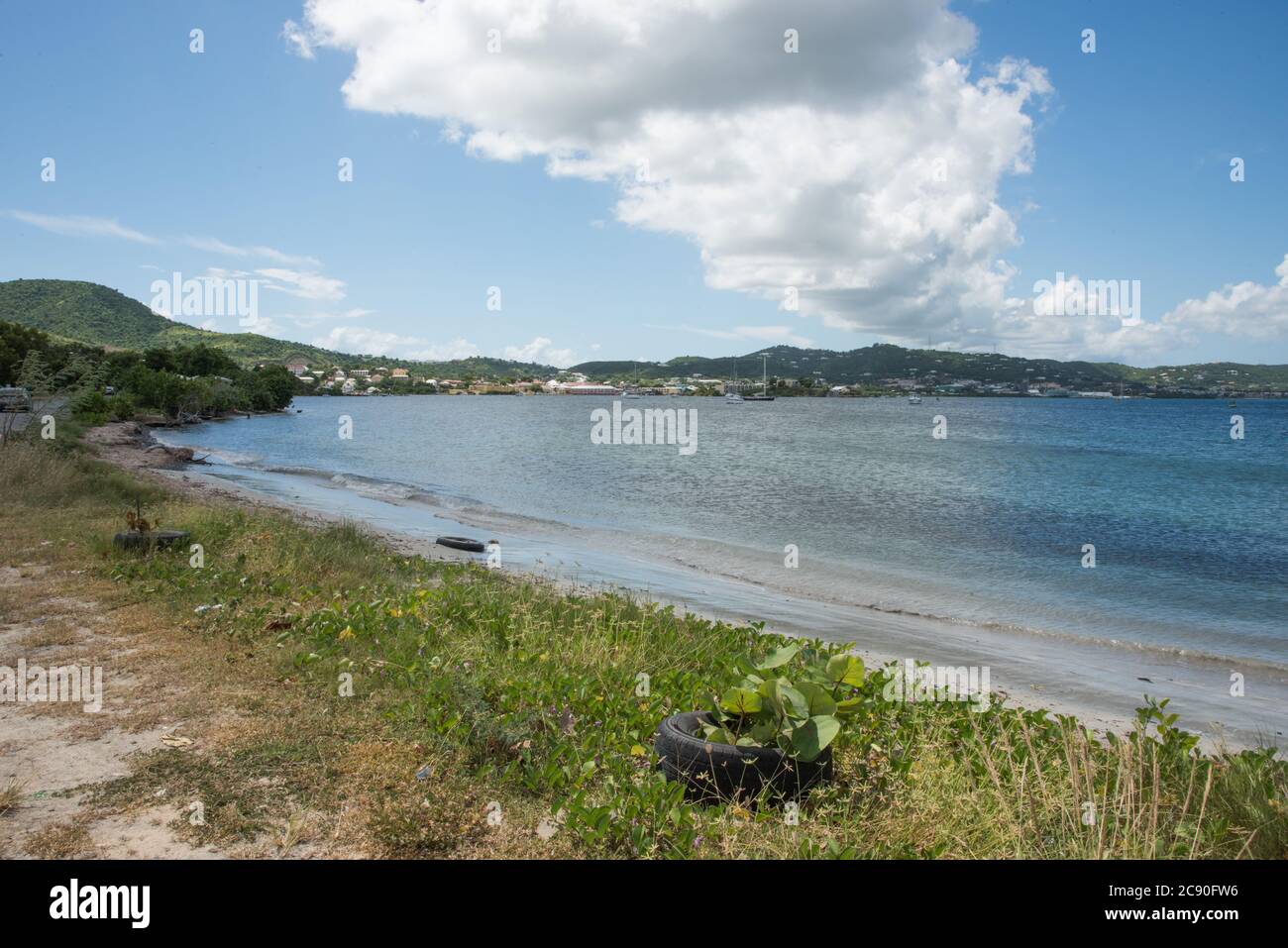 Altona Lagoon Strandbereich mit Blick auf Christiansted mit dem Karibischen Meer Gewässer in den US Jungferninseln auf St. Croix. Stockfoto