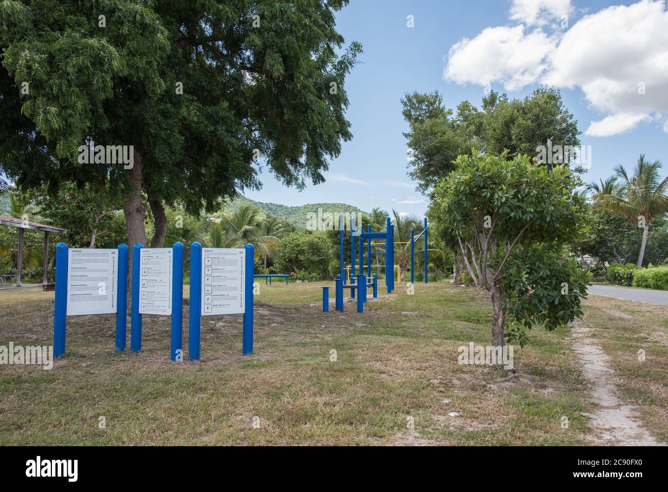 Fitness-Station mit Hinweisschildern im Altona Lagoon Public Park in Christiansted in St. Croix in der USVI Stockfoto