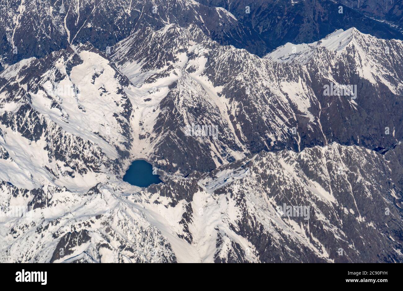 Schweiz, Kanton Wallis, See zwischen verschneiten Bergen Stockfoto