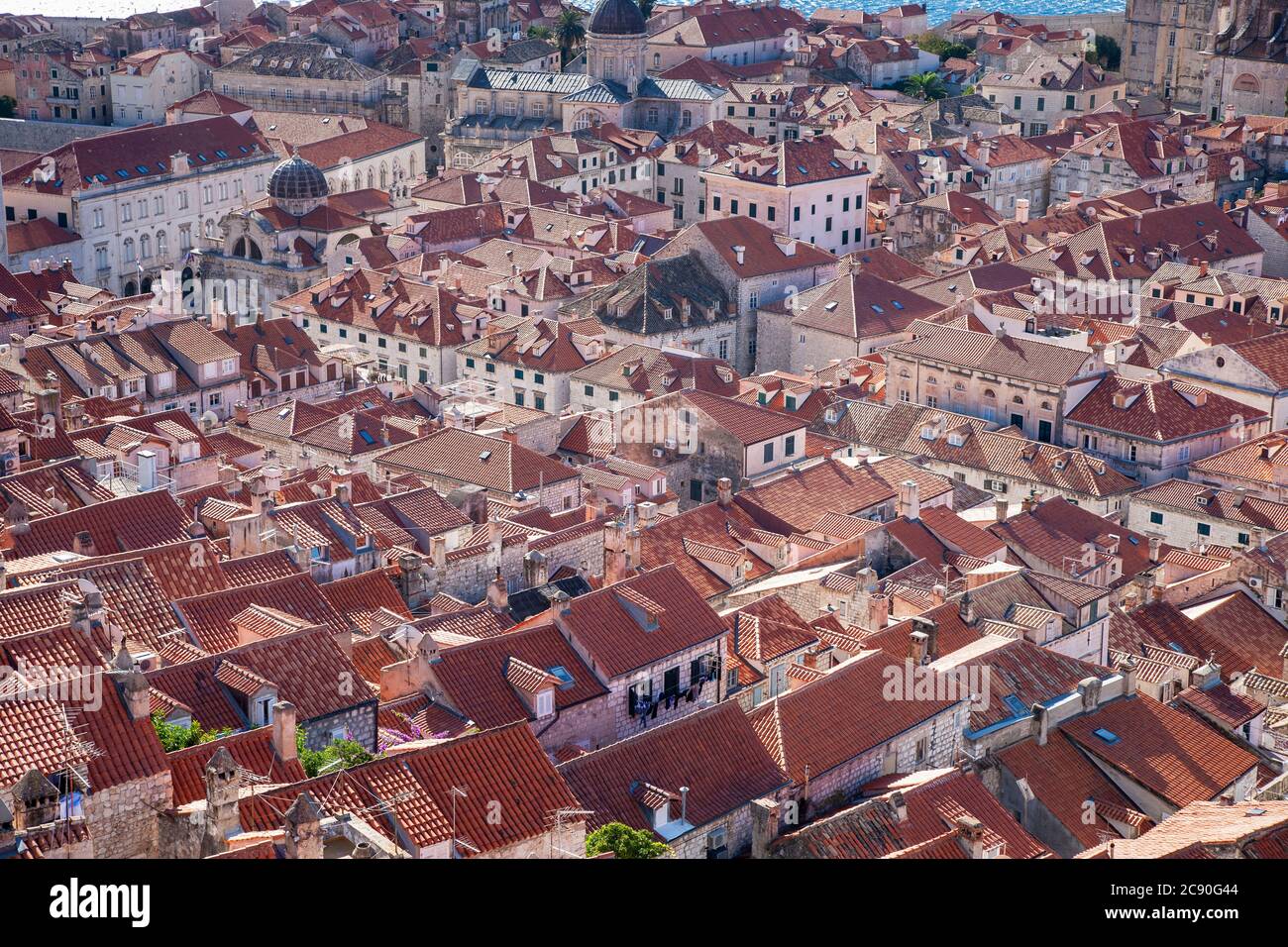 Kroatien, Dubrovnik, erhöhte Ansicht der roten Dächer Stockfoto