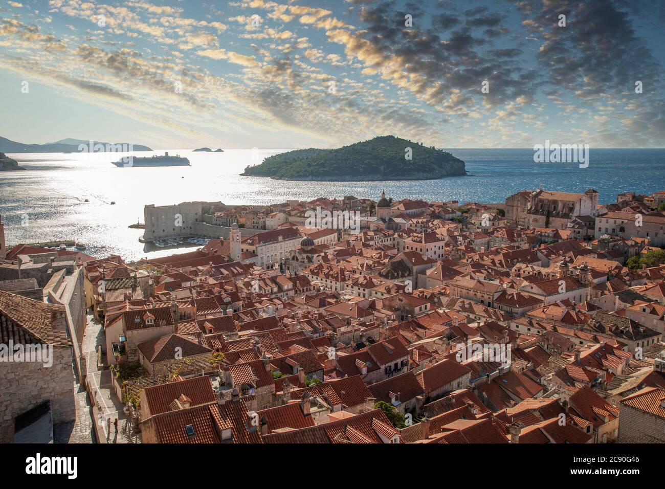 Kroatien, Dubrovnik, erhöhter Blick auf Altstadt und Meer Stockfoto