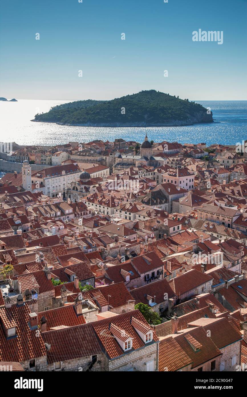 Kroatien, Dubrovnik, erhöhter Blick auf die Altstadt und die nahe gelegene Insel Stockfoto